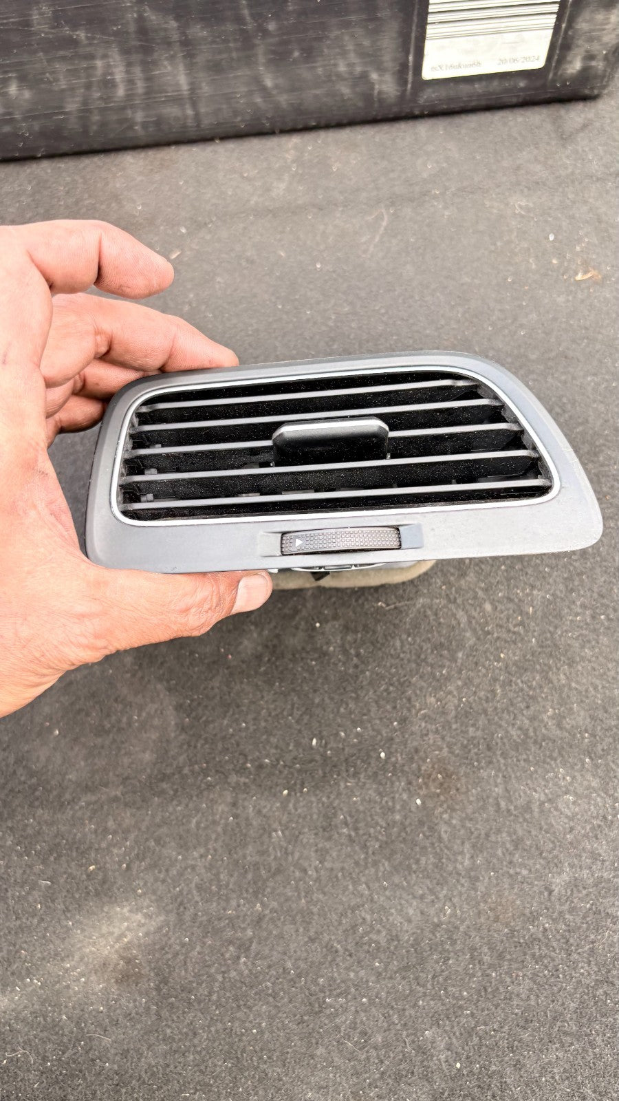 VOLKSWAGEN GOLF 2012-2019 DASH AIR VENT PASSENGER FRONT LEFT SIDE 5G2819247B