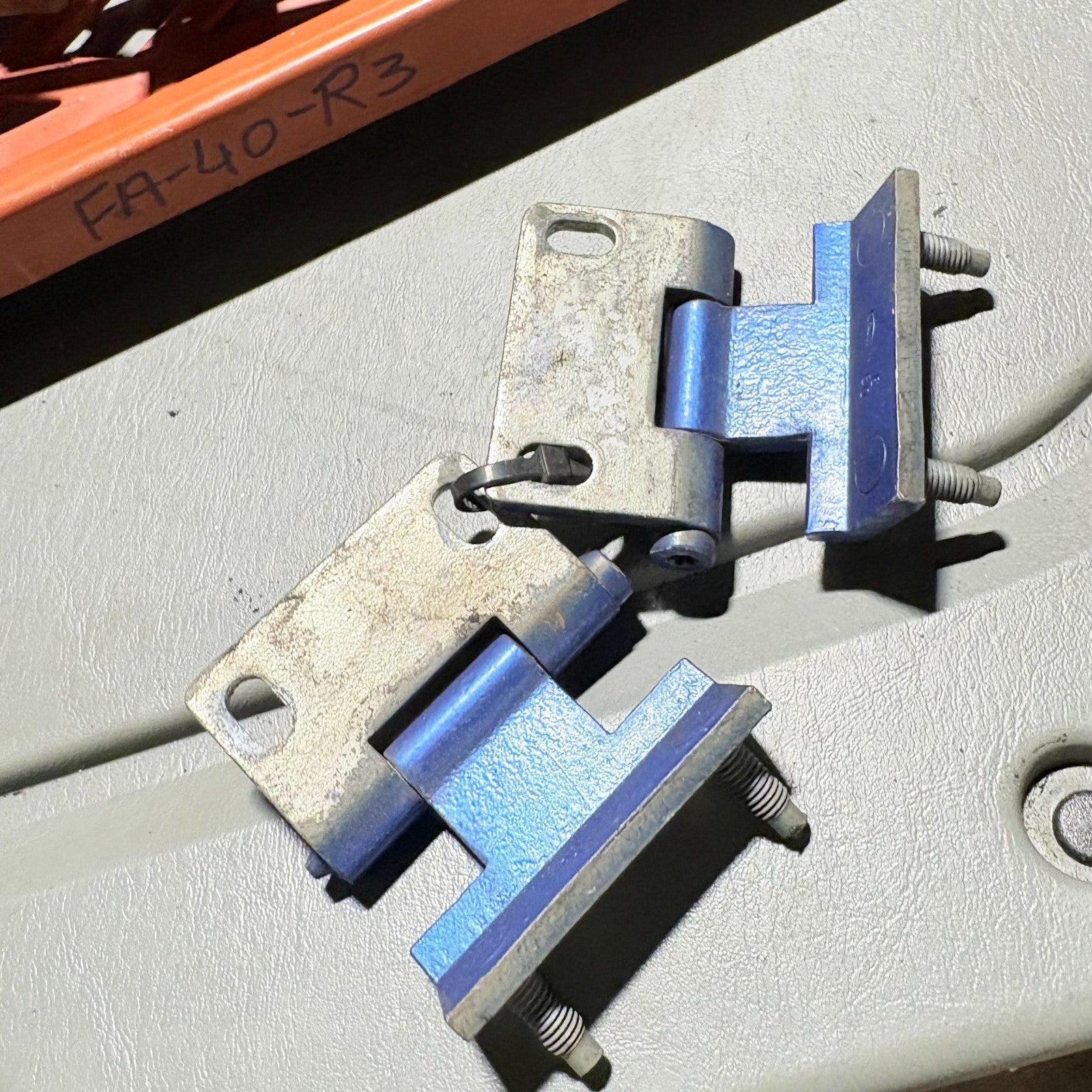 2007 PEUGEOT PARTNER DRIVER SIDE REAR DOOR HINGE PAIR