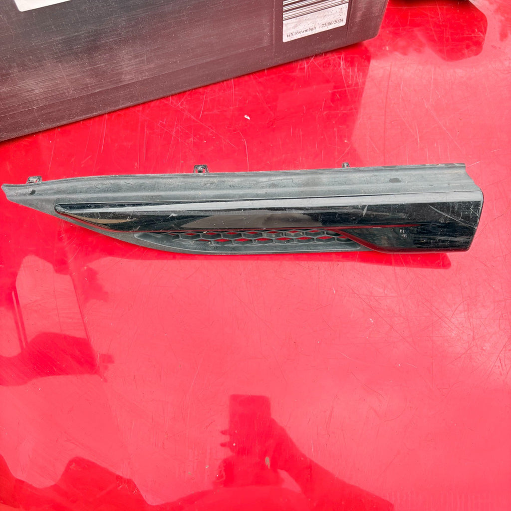 Range Rover Front Left Wing Side Vent Grille Trim BJ32-250B11-ABW Passenger