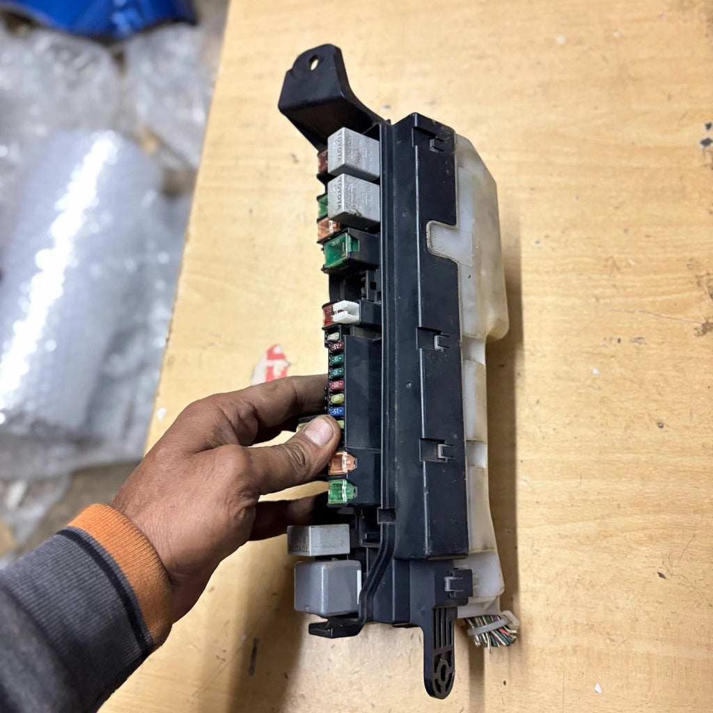 Toyota Avensis Mk2 T25 Under Bonnet Engine Bay Fuse Box 1.8 Petrol 03-09