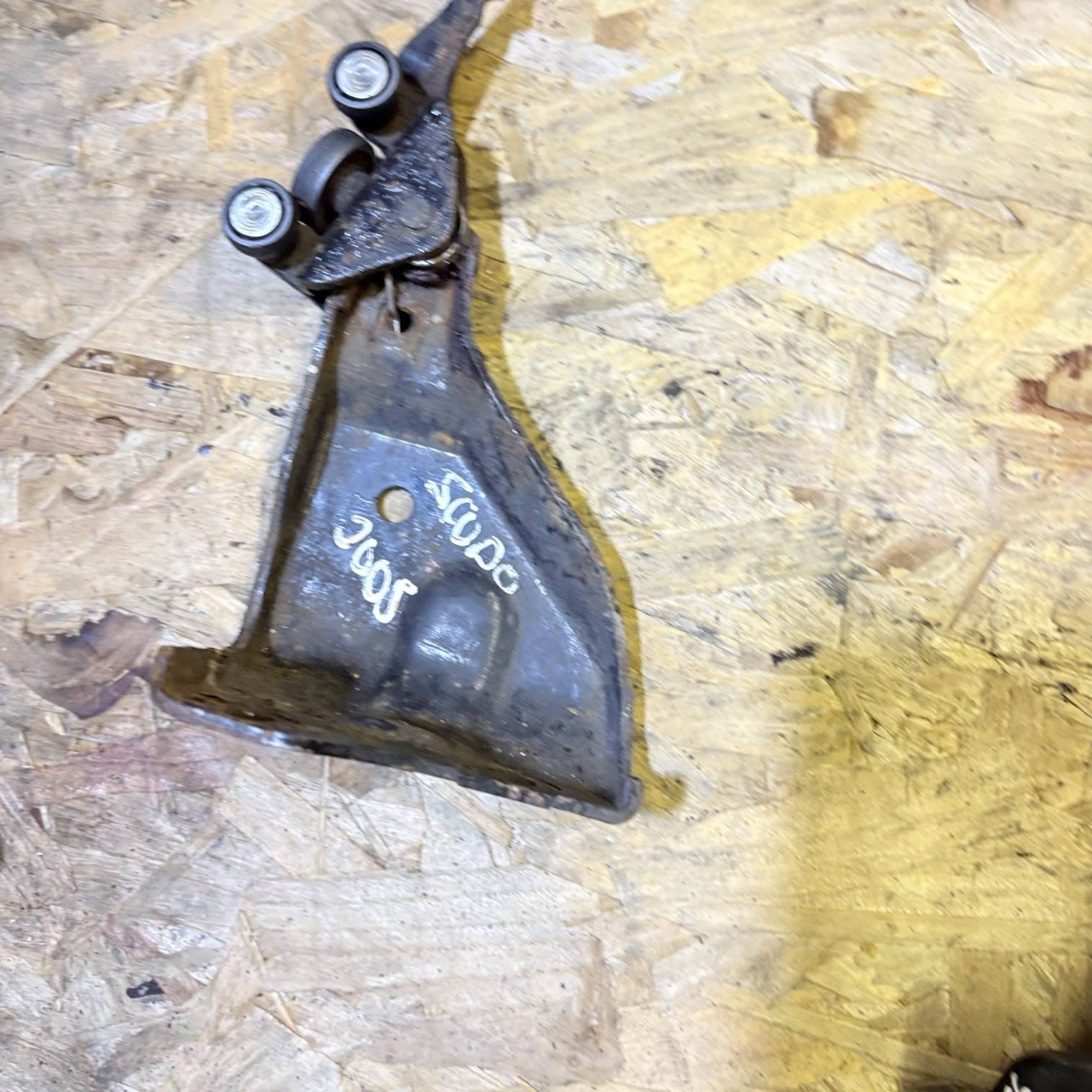 FIAT SCUDO PEUGEOT EXPERT CITROEN DISPATCH BOTTOM ROLLER BRACKET 2005