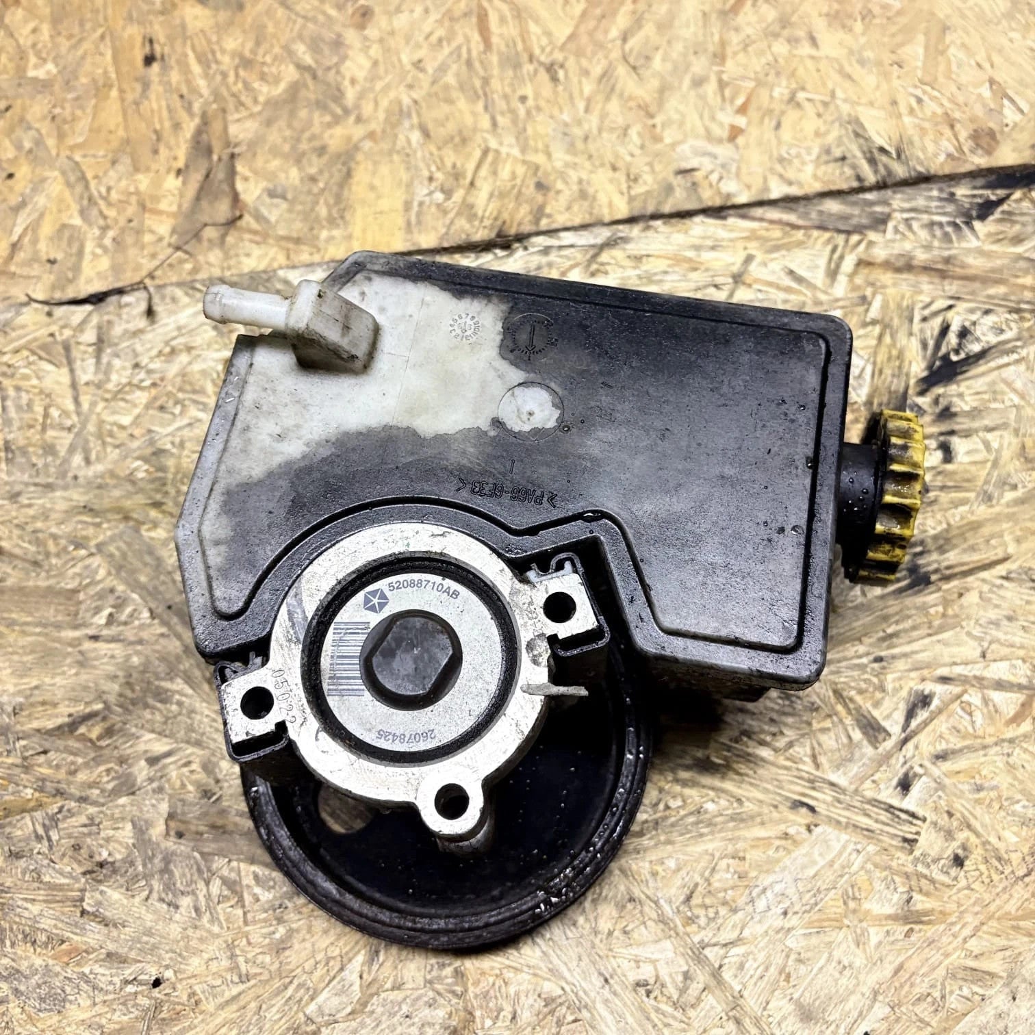 Jeep Cherokee/Liberty KJ 2003 3.7 V6 Power Steering Pump + Reservoir 52088710AB