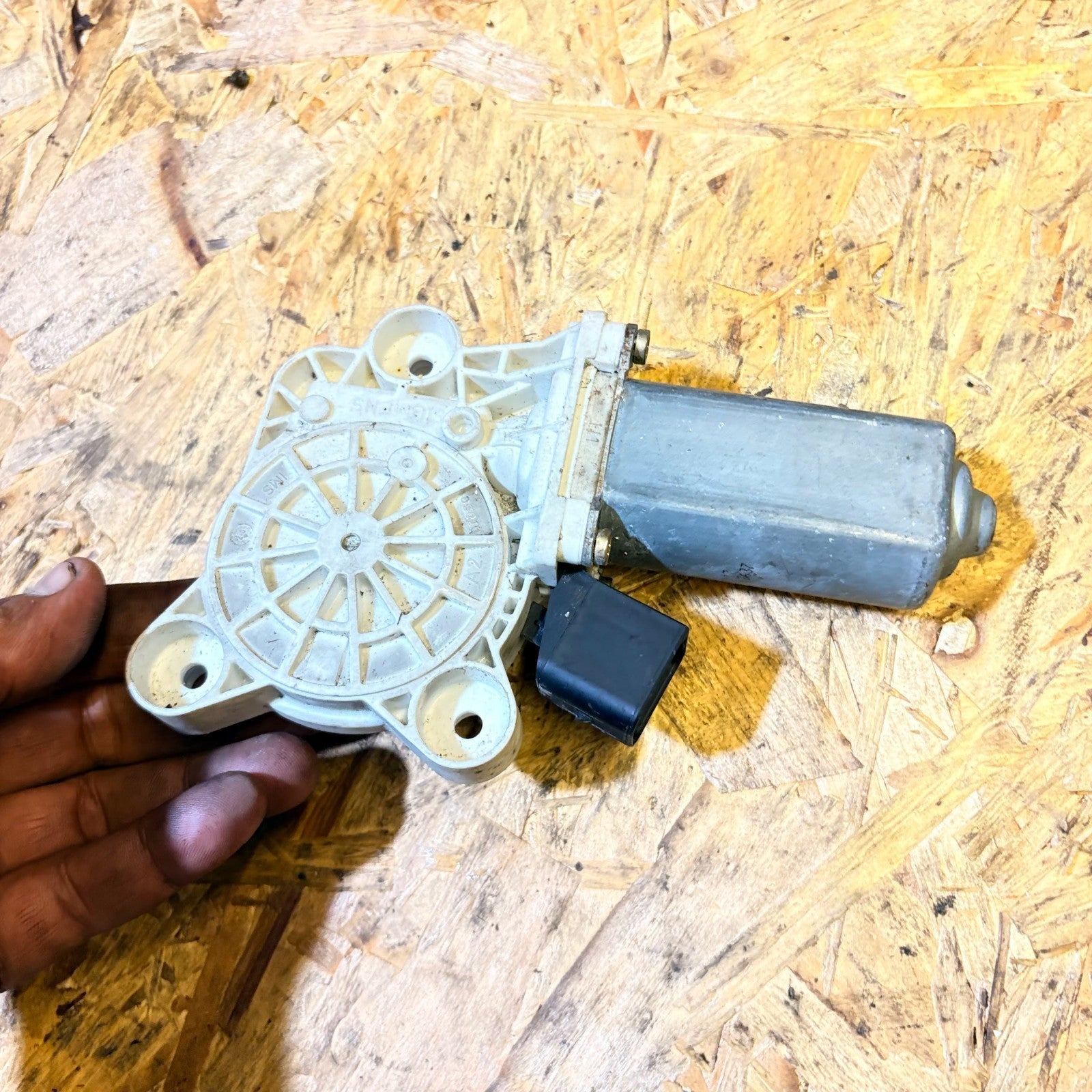 Mercedes-Benz C CLASS 2003 Right front door window regulator A2037202446
