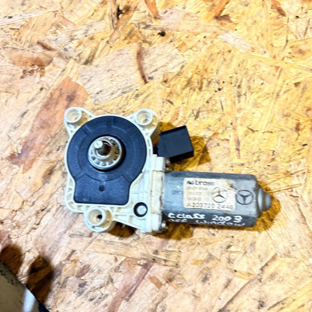 Mercedes-Benz C CLASS 2003 Right front door window regulator A2037202446