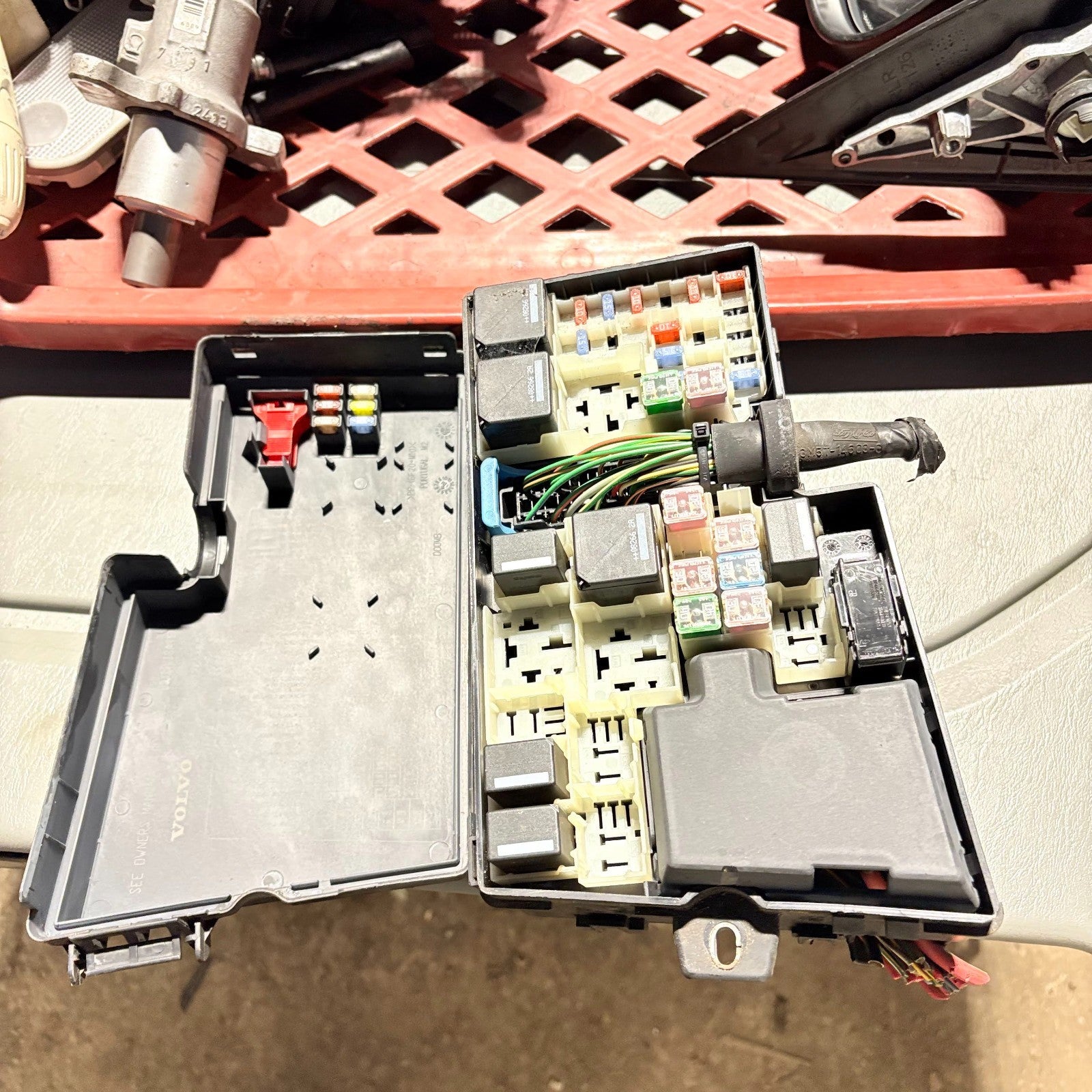 VOLVO V50 2004-2012 FUSE BOX 30786995