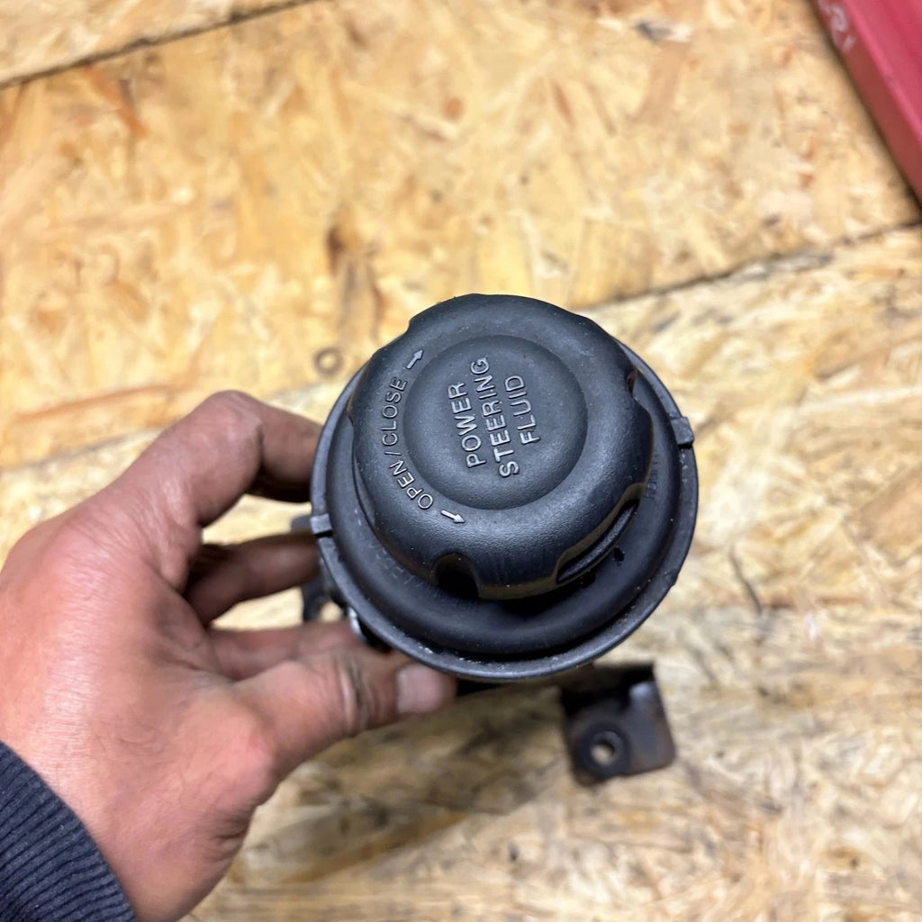 Kia Sorento BL Power Steering Reservoir Tank 57150-3E100 Bracket 2006-2008