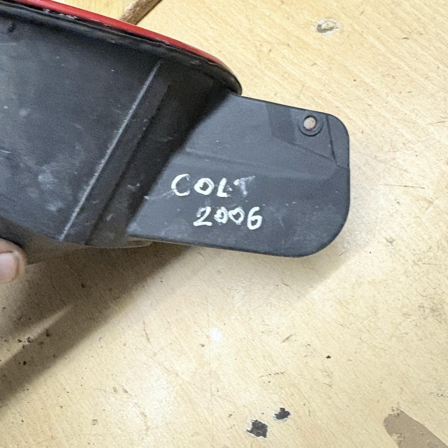 MR959151 038402 ZSB638401 Fuel door Gas cover Tank cap (2006) Red