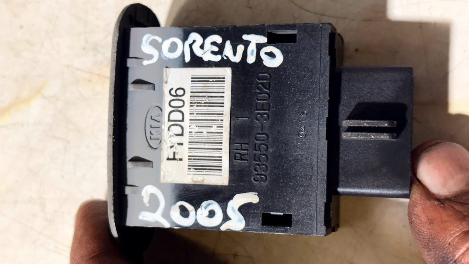 Kia Sorento Mk1 2002-2009 Tailgate Boot & Fuel Gas Flap Release Switch 935503E02