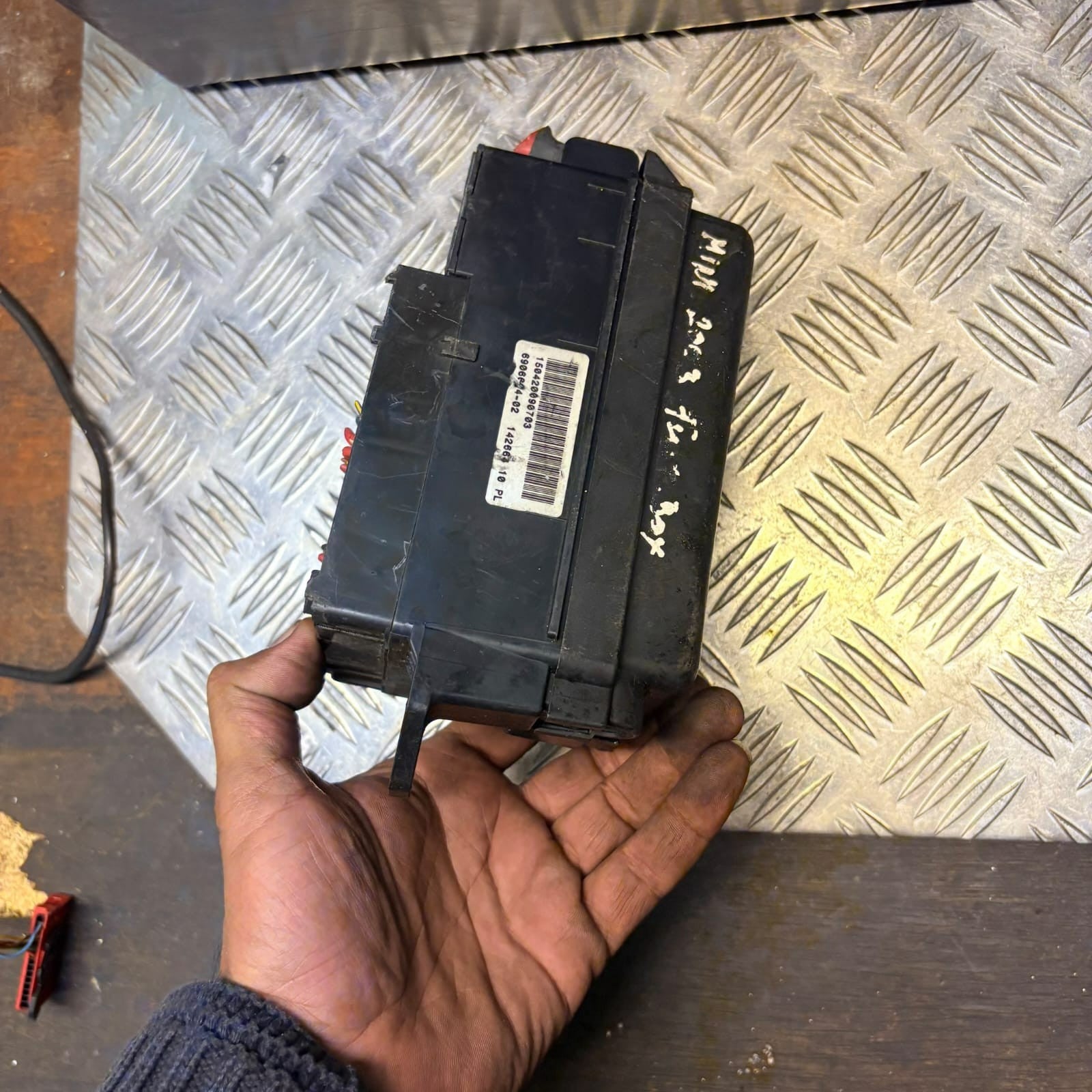 MINI COOPER ONE R50 2003 EXTERNAL UNDER BONNET ENGINE BAY FUSE BOX 142664