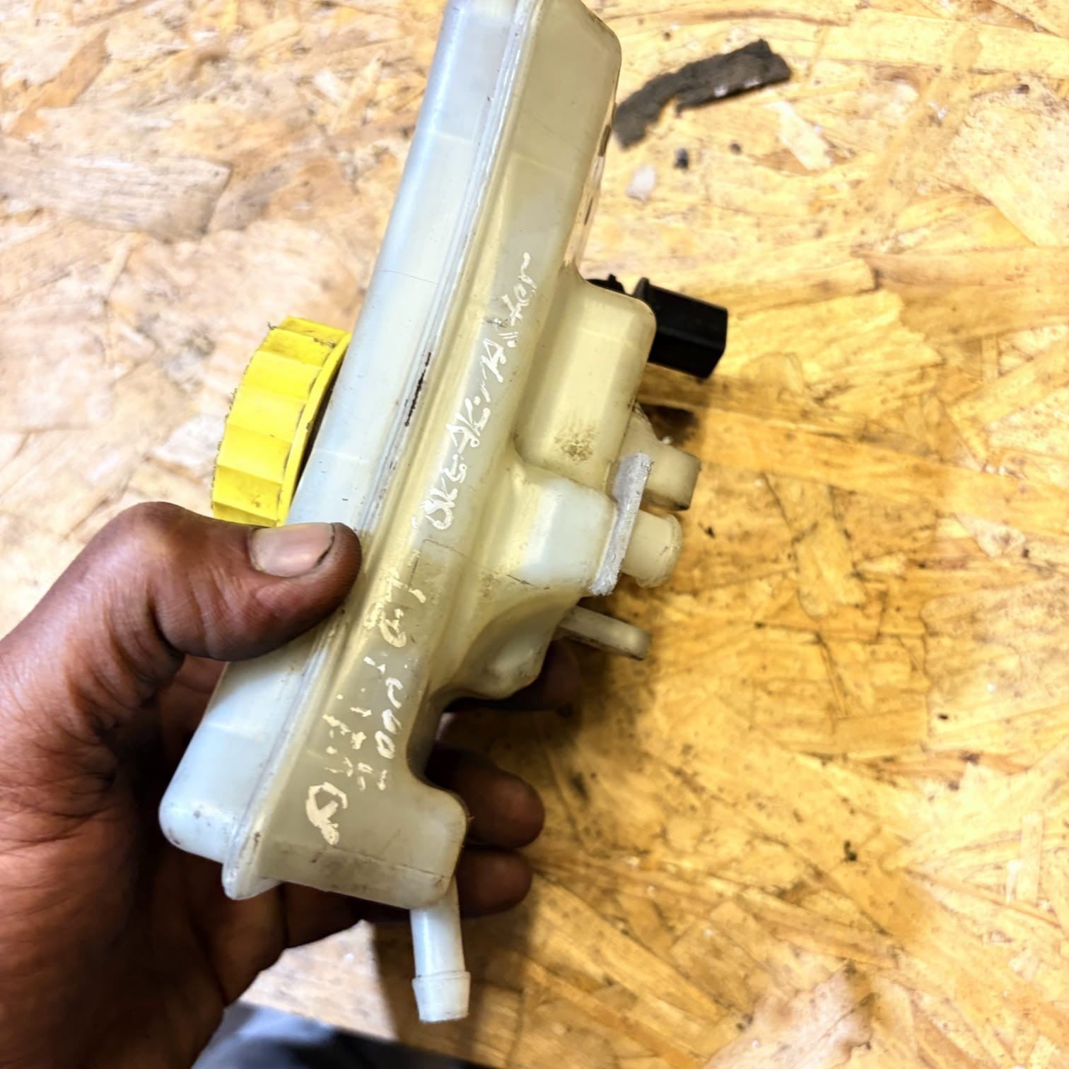 Audi A4 S4 B6 8E 8H 2000 Brake Fluid Tank Bottle 8E0611301E AMD80555