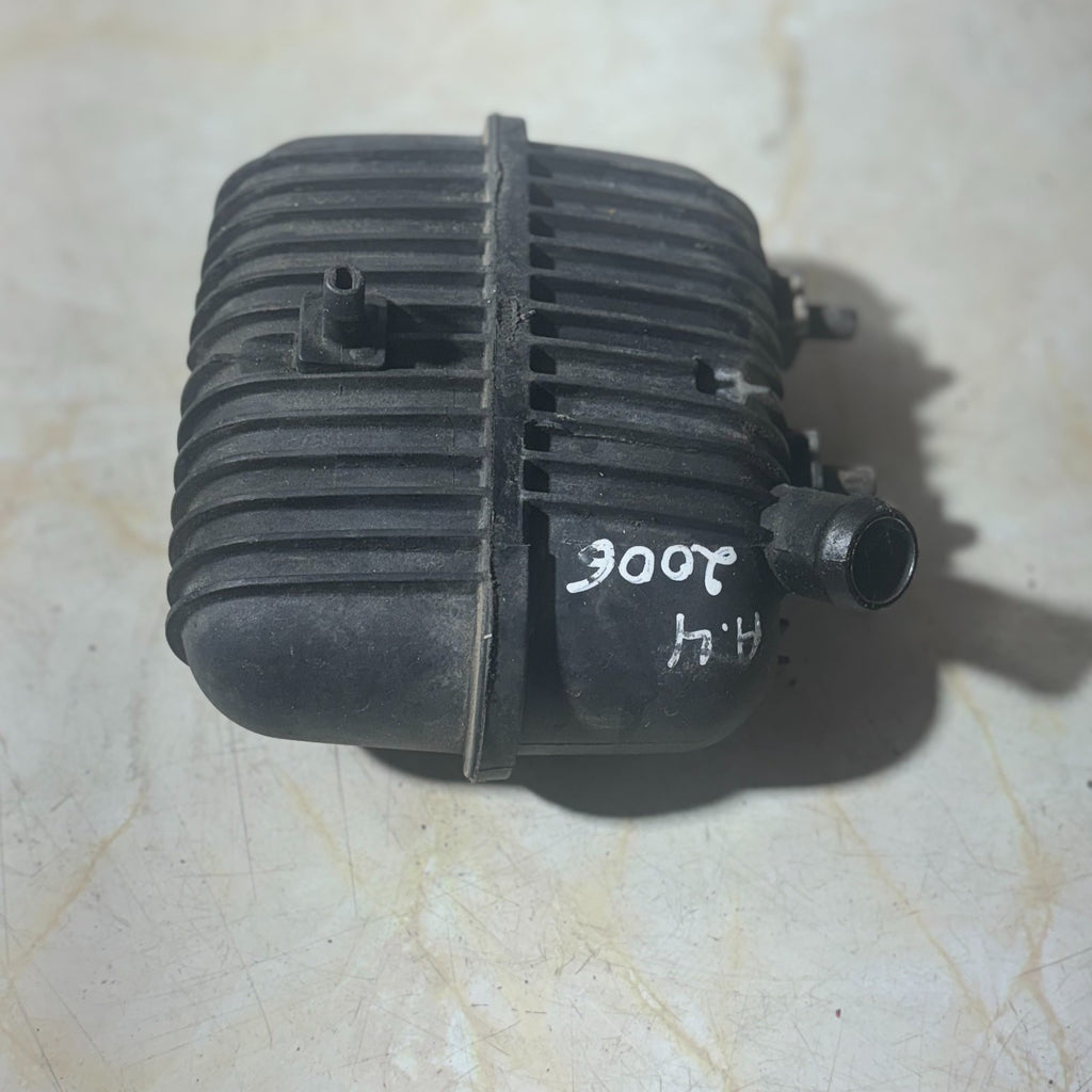 Audi A4 B7 2006 Intercooler Pulsation Damper 8E0129955 Charge Air Resonator