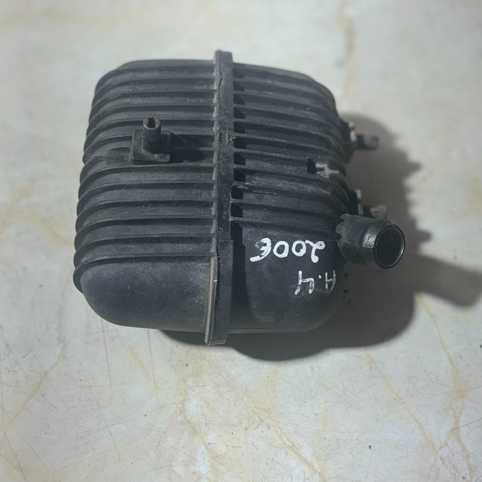 Audi A4 B7 2006 Intercooler Pulsation Damper 8E0129955 Charge Air Resonator