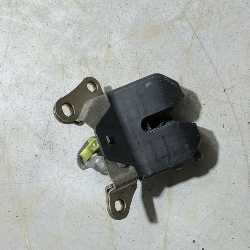 Toyota Avensis T22 Hatchback Tailgate Lock Catch Latch Rear 1998-2003