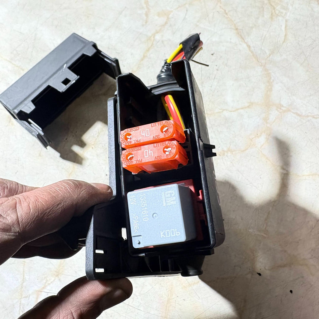 2019 VAUXHALL CORSA E FUSE RELAY BOX 13359061