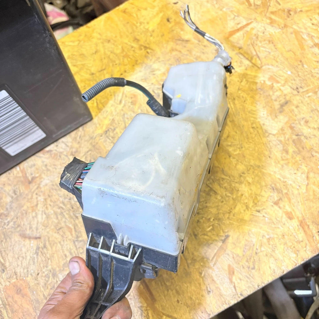 Toyota Avensis T250 2004 Engine Bay Fuse Box Relay Junction Box Fuseboard