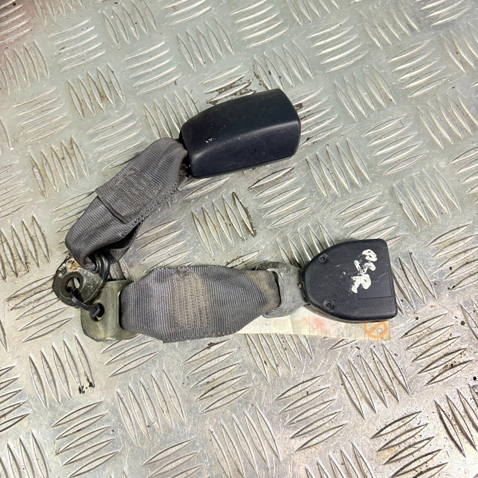 2000-2004 SUZUKI IGNIS REAR RIGHT SEAT BELT BUCKLES E034501