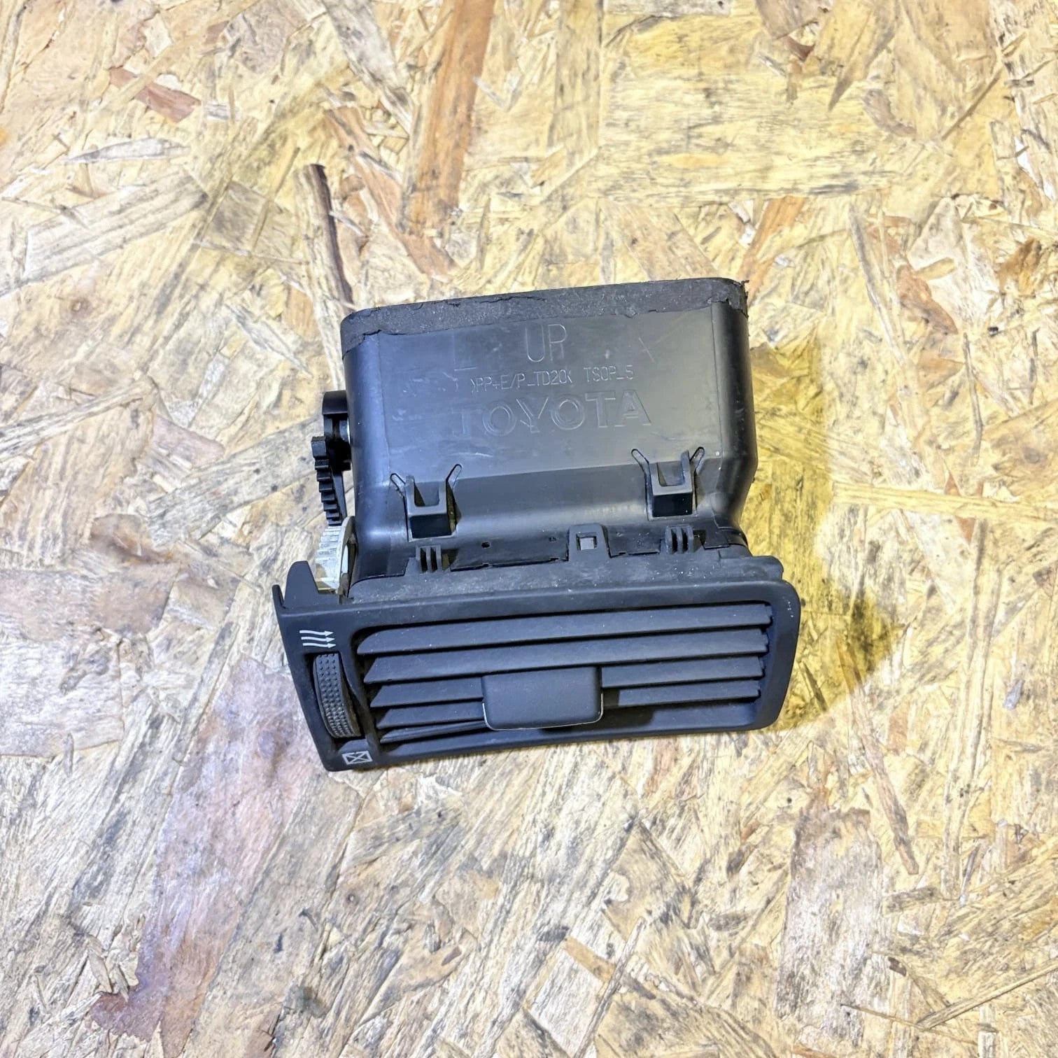 TOYOTA COROLLA 2003-2008 E120 AIR VENT LEFT PASSENGER FRONT BOURBON8222