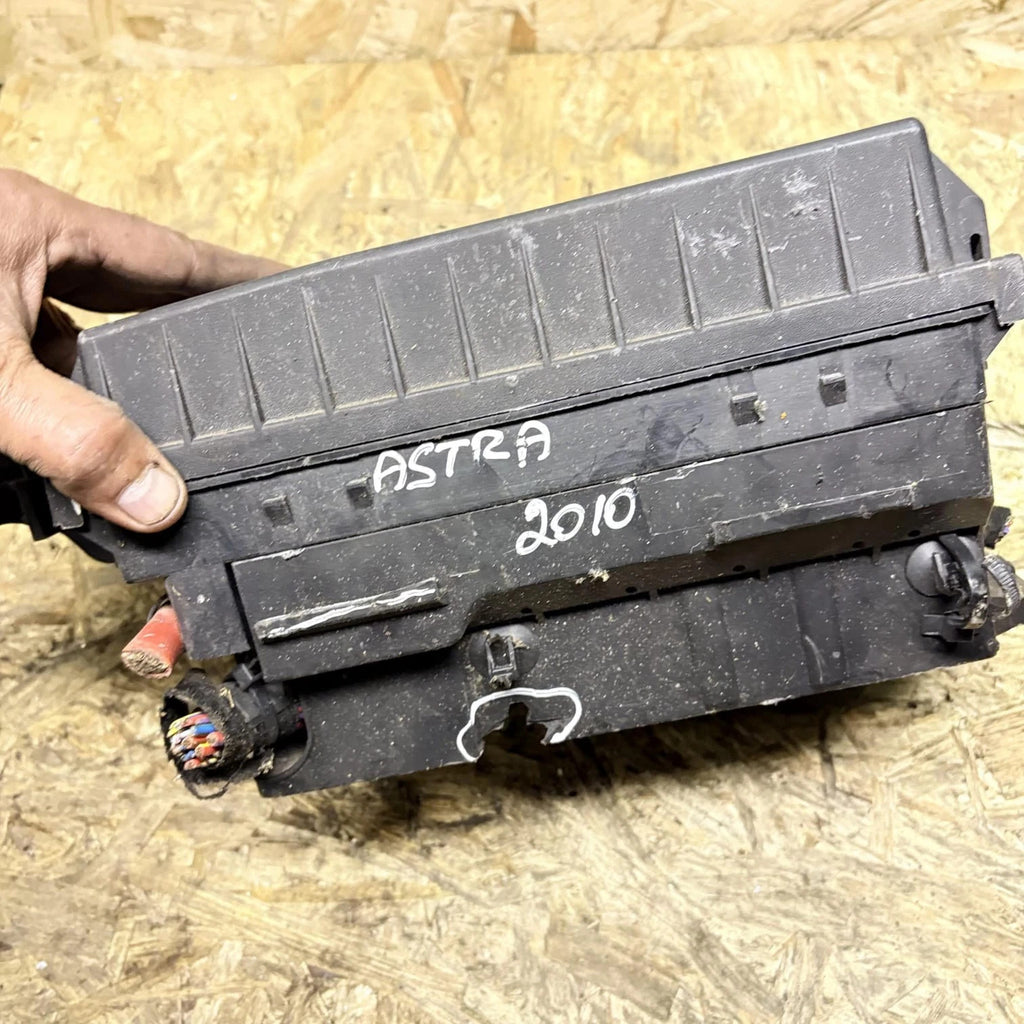 Security Box Central Electrics for Opel Astra J 13318783 1110033AB 2010