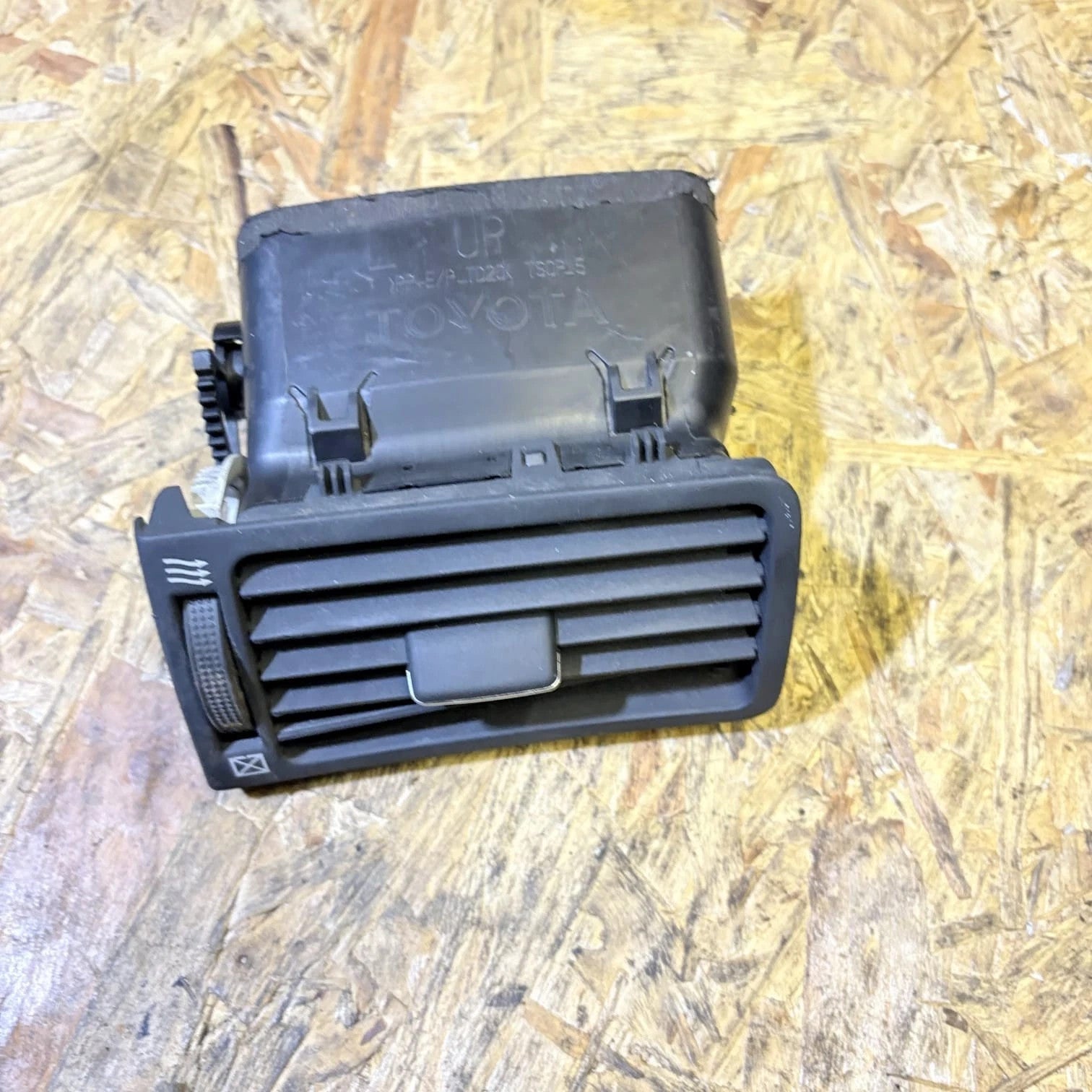 TOYOTA COROLLA 2003-2008 E120 AIR VENT LEFT PASSENGER FRONT BOURBON8222