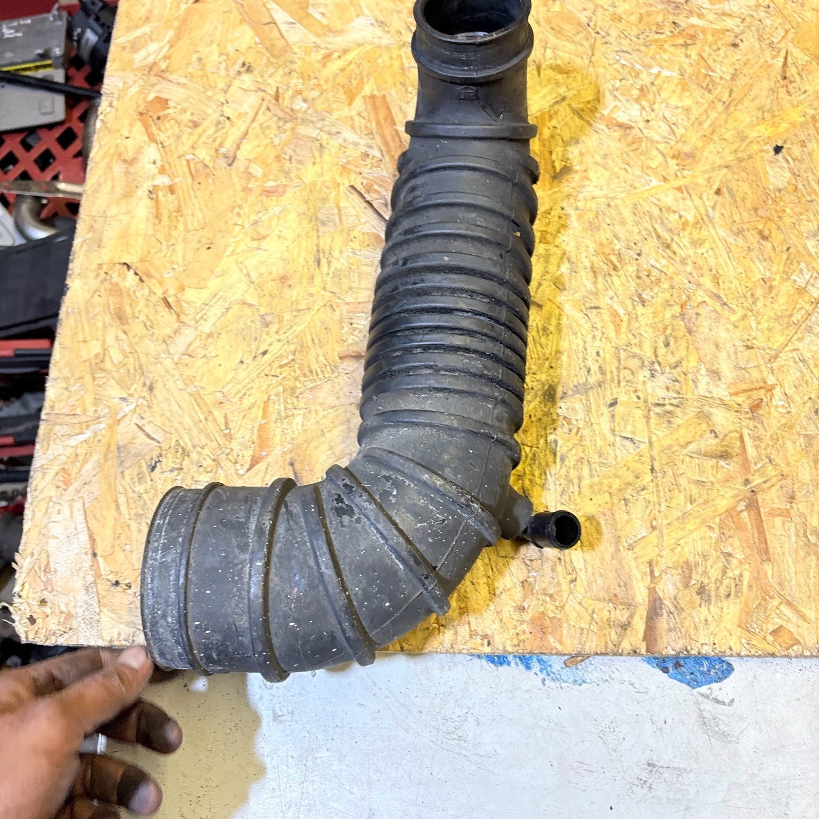 Mitsubishi Shogun 2001 AIR INTAKE PIPE HOSE