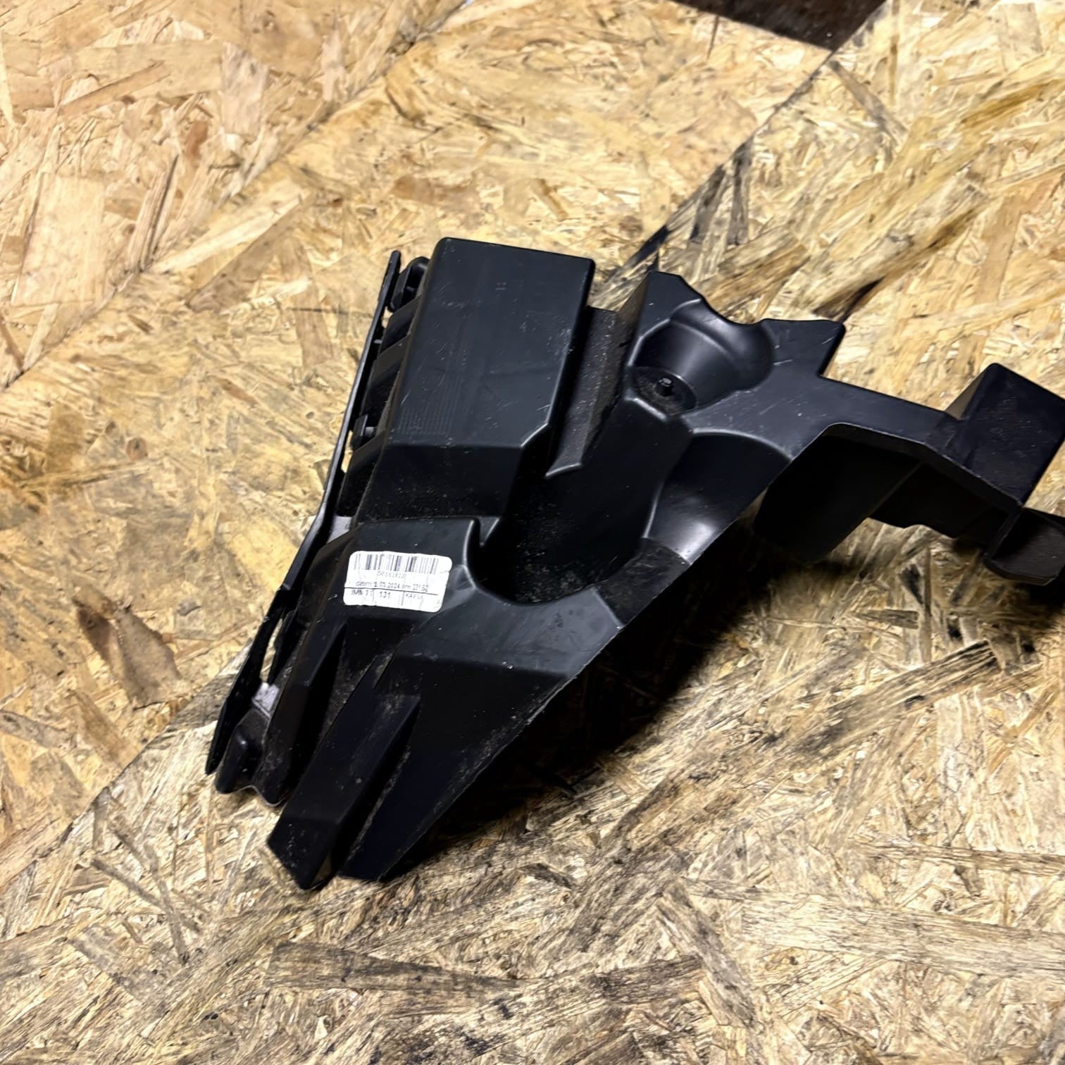 Skoda Karoq 2018-Left Rear Bumper Bracket Guide 57A807377