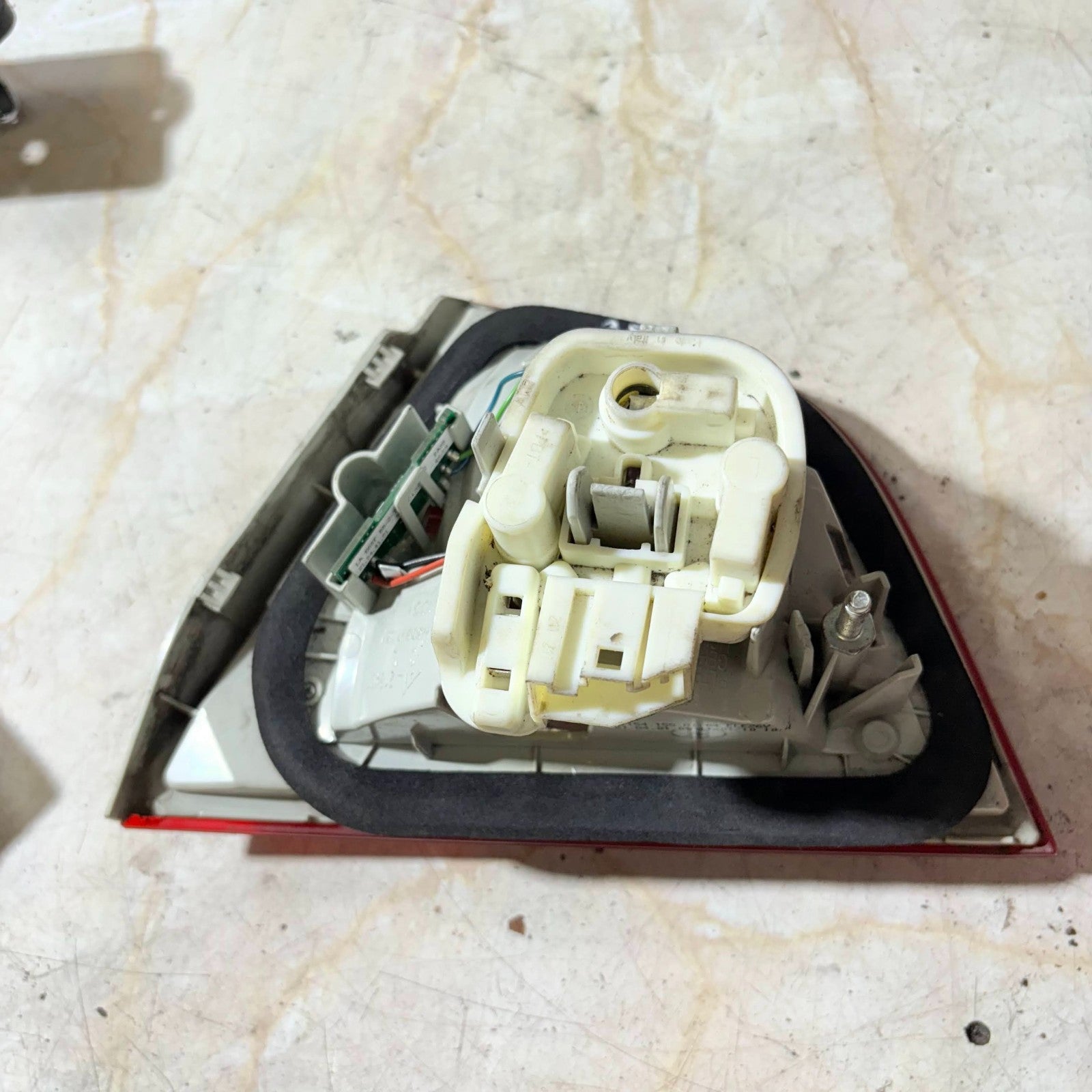 BMW 318 2010 LCI SALOON RIGHT DRIVER SIDE REAR INNER LIGHT 7.154.155