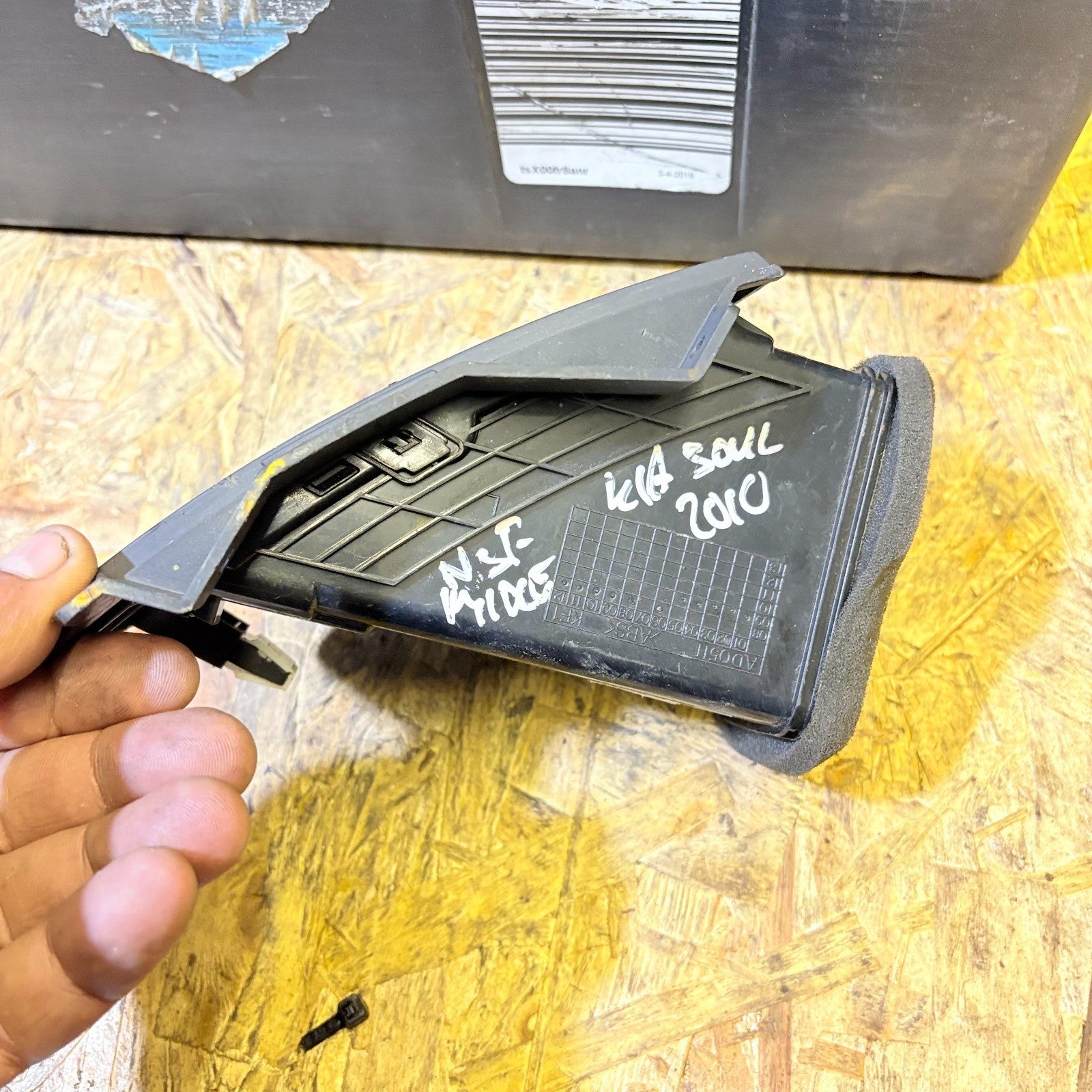 KIA SOUL FRONT CENTRE MIDDLE DASH HEATER AIR VENT LEFT SIDE 97450-2K000 2008-14