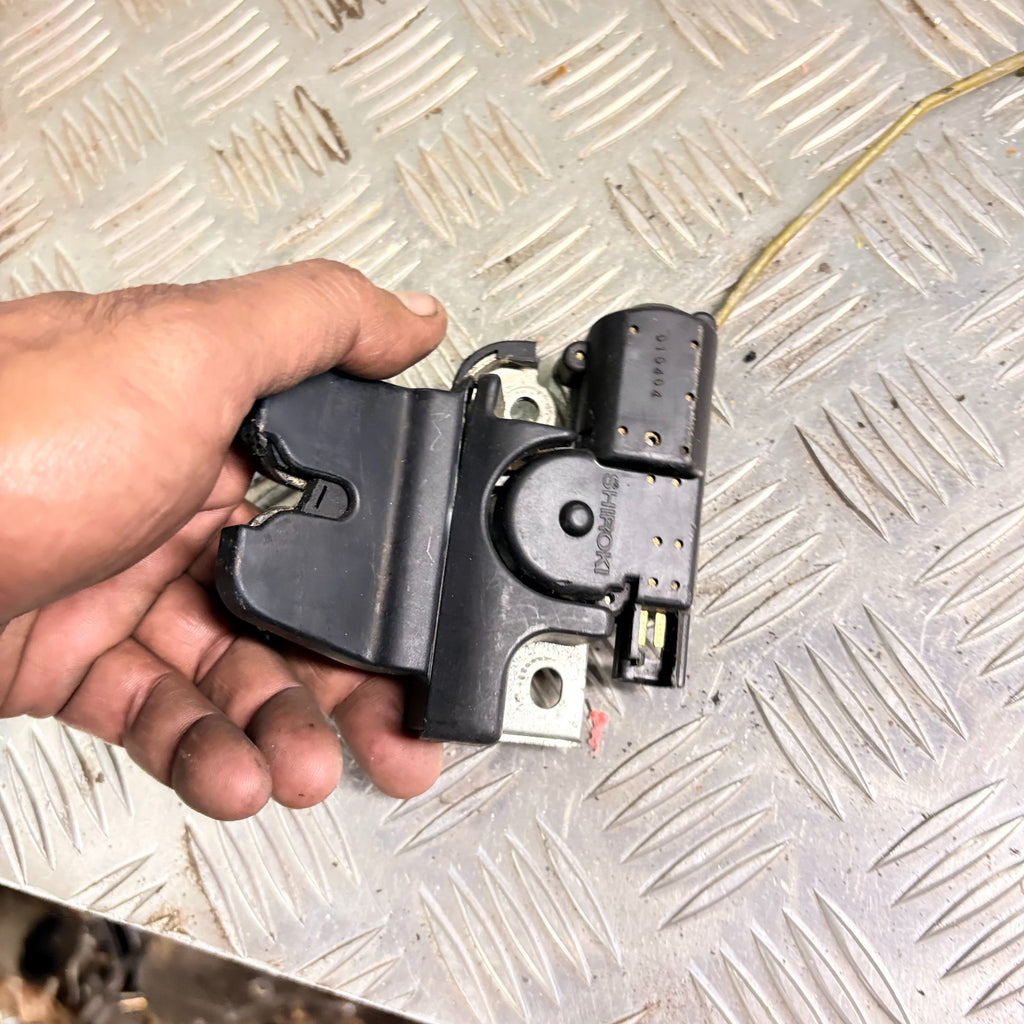 2004 LEXUS IS200. BOOT LID TAILGATE LOCK LATCH