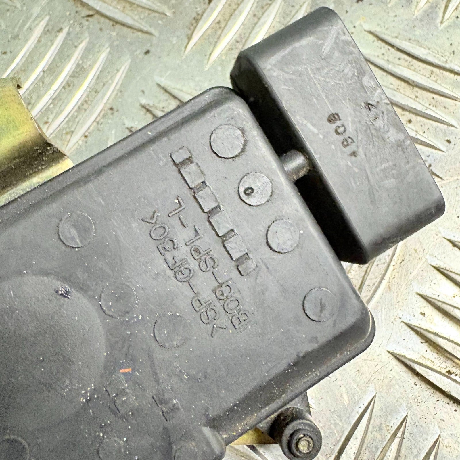 SUZUKI IGNIS 2004 REAR LEFT DOOR LOCK CATCH MECHANISM
