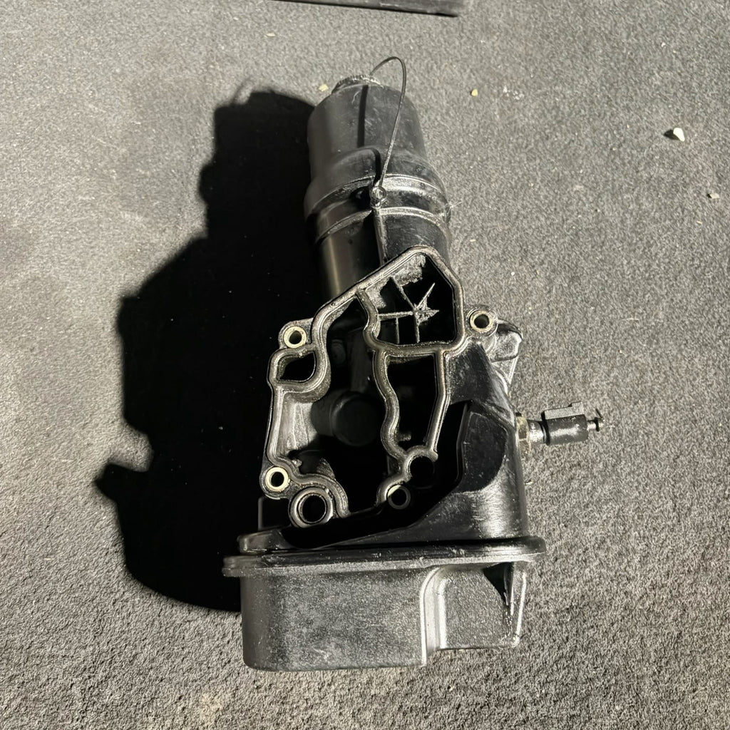 Skoda Golf Octavia Mk2 (1Z) 2004 Petrol oil filter mounting bracket 6740273316