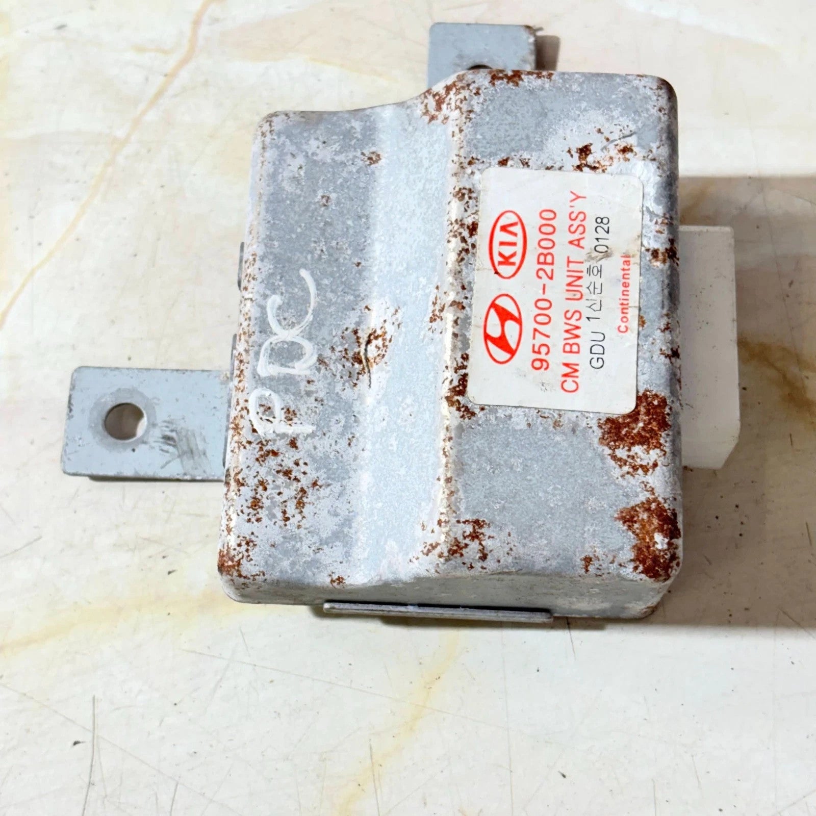 HYUNDAI SANTA FE 2006-2012 MK2 CM PDC PARKING CONTROL MODULE ECU 95700-2B000
