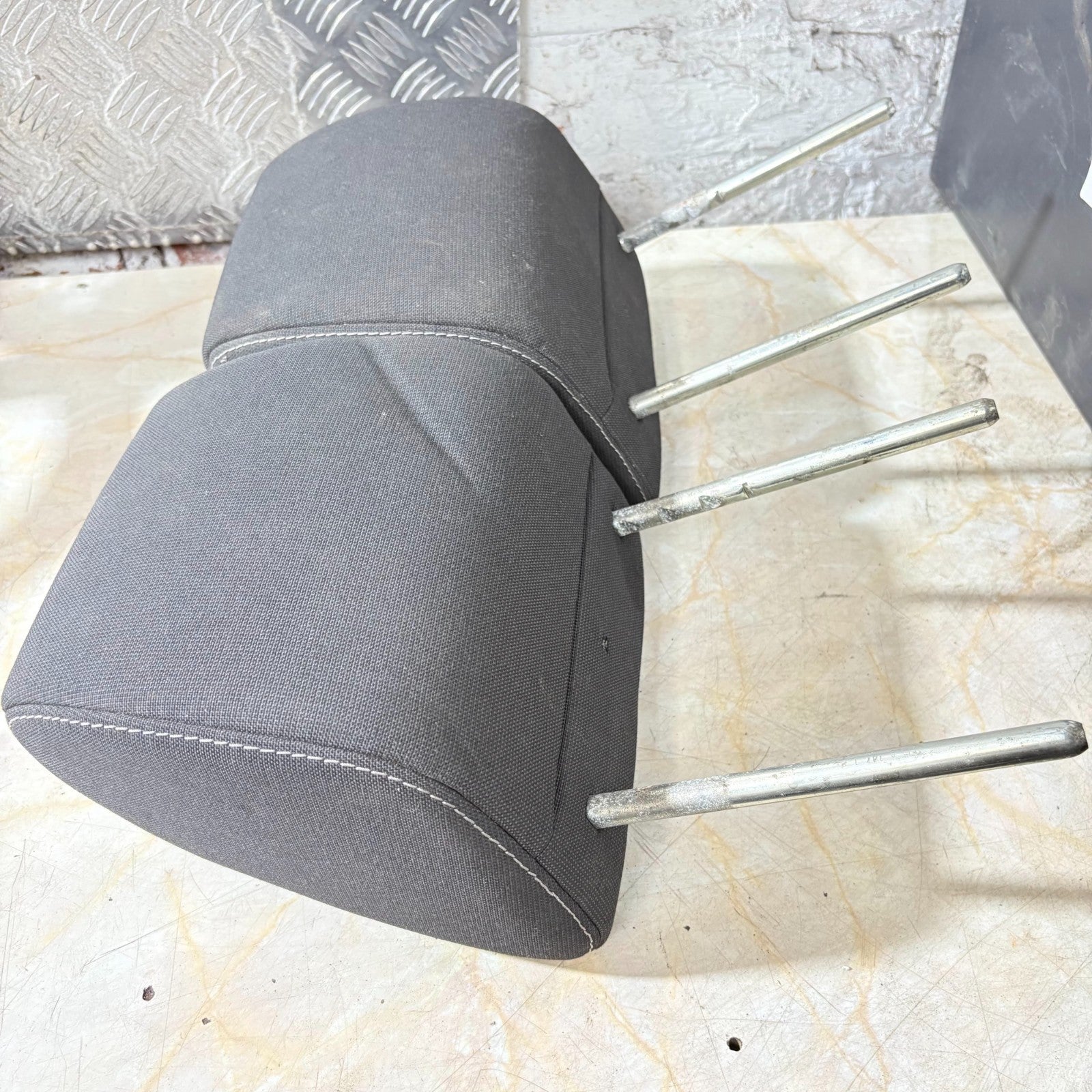 Ford Focus MK2 2005-2010 Front Seat Headrests Pair LH RH Grey Cloth