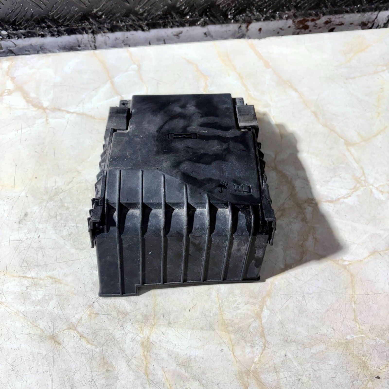 VW GOLF MK5 JETTA AUDI A3 03-09 ENGINE BAY FUSE BOX LID COVER 1K0937132F