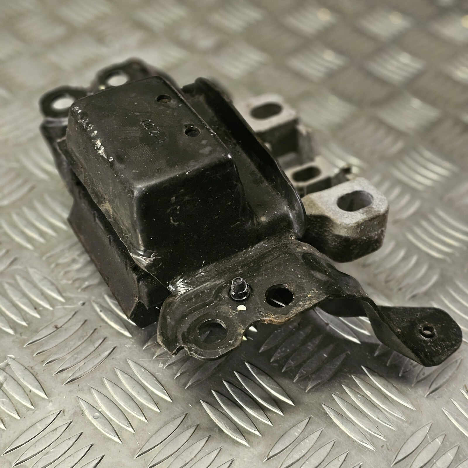 VOLKSWAGEN PASSAT ENGINE GEARBOX MOUNT LEFT SIDE B8 2015-2023 5Q0199555AB