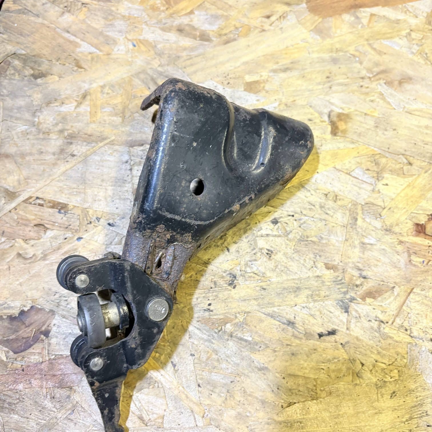FIAT SCUDO PEUGEOT EXPERT CITROEN DISPATCH BOTTOM ROLLER BRACKET 2005
