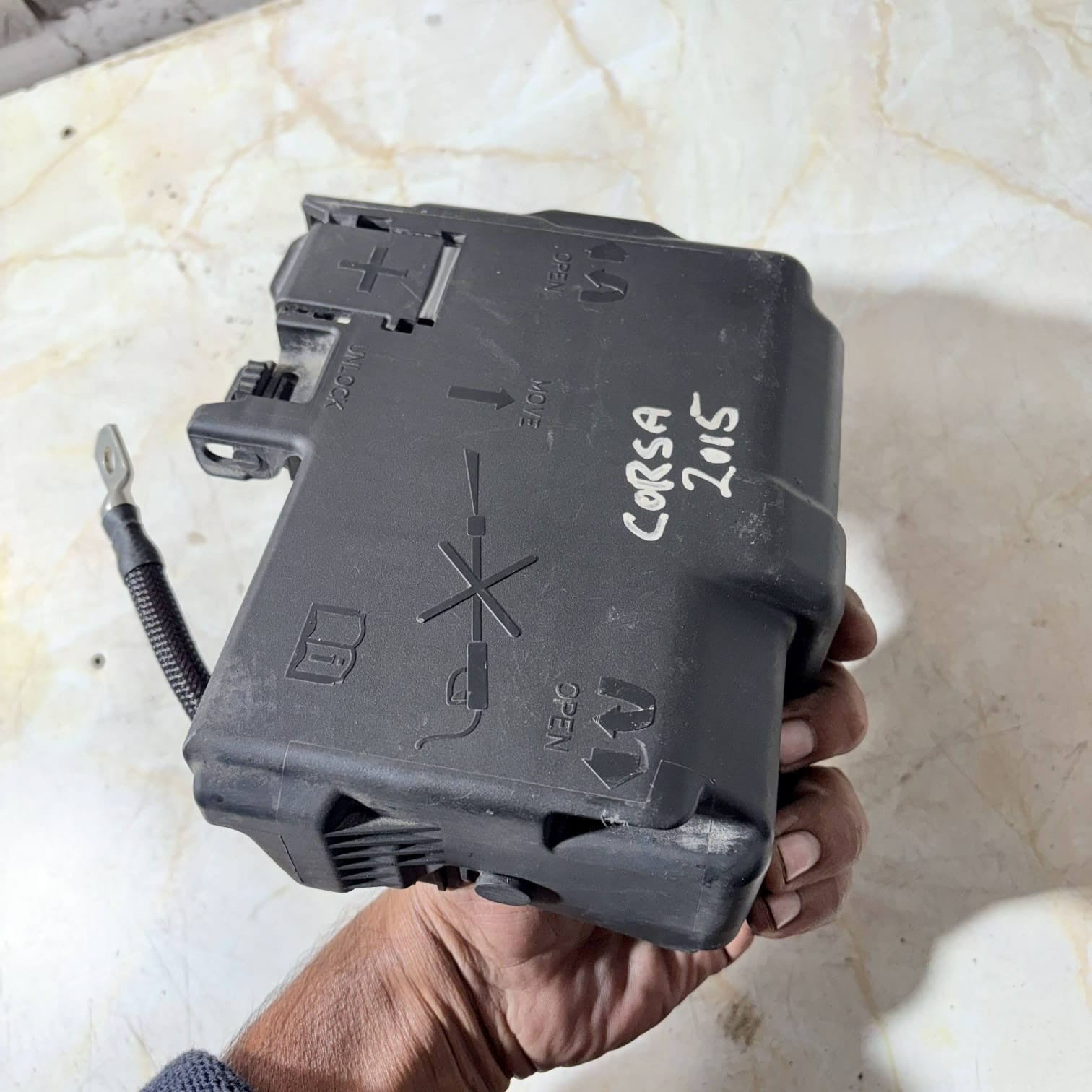 VAUXHALL ADAM BATTERY FUSE BOX 525230582 POWER BOARD 1.4 PETROL A14XEL 2015