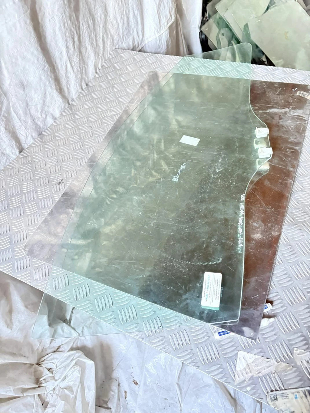 40635 2AD1 2019 MAZDA 2 NSF LEFT FRONT DOOR GLASS. 43R-00011 2013