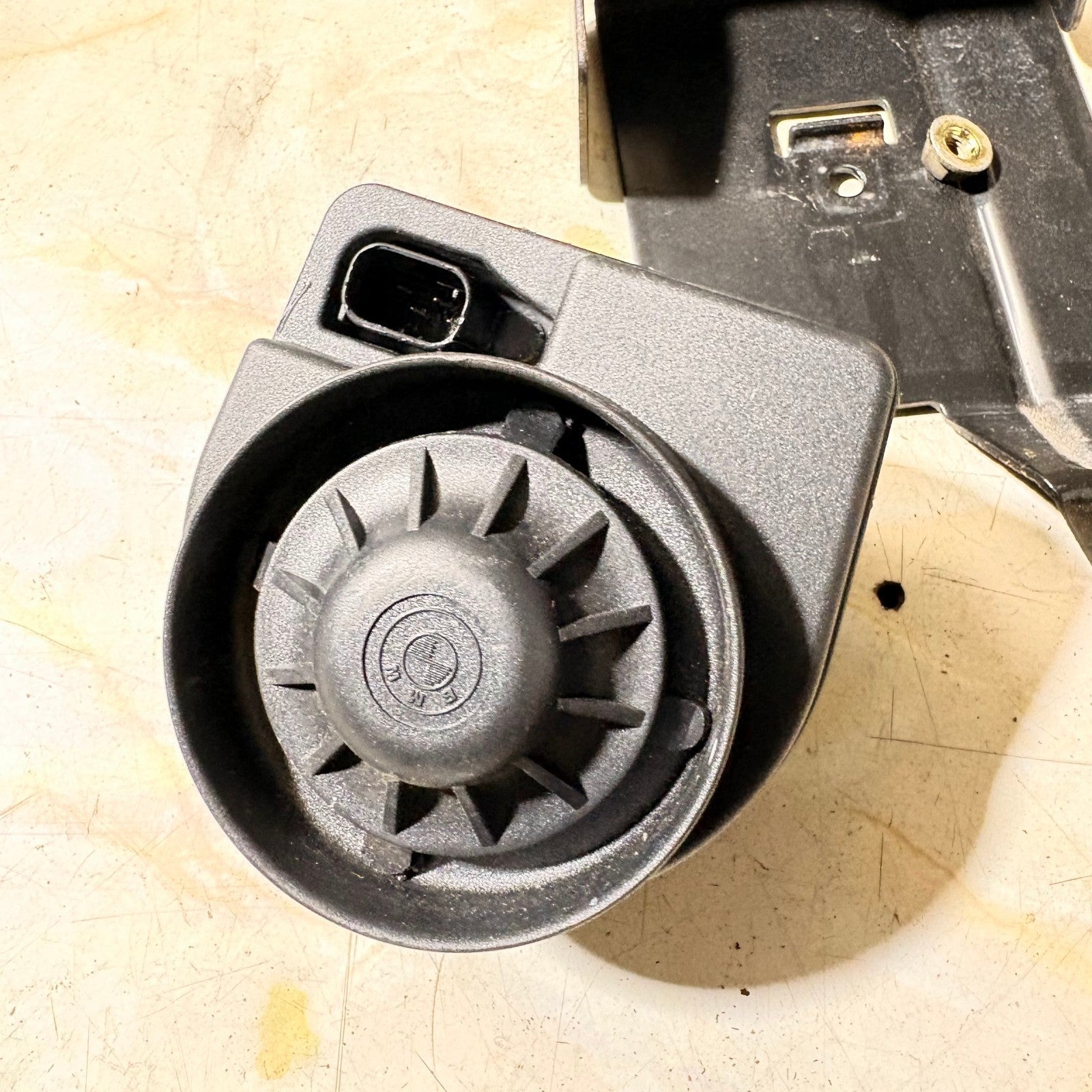 MINI R52 Convertible 2004-2008 Alarm Siren Horn Bracket 65756914293 6914293