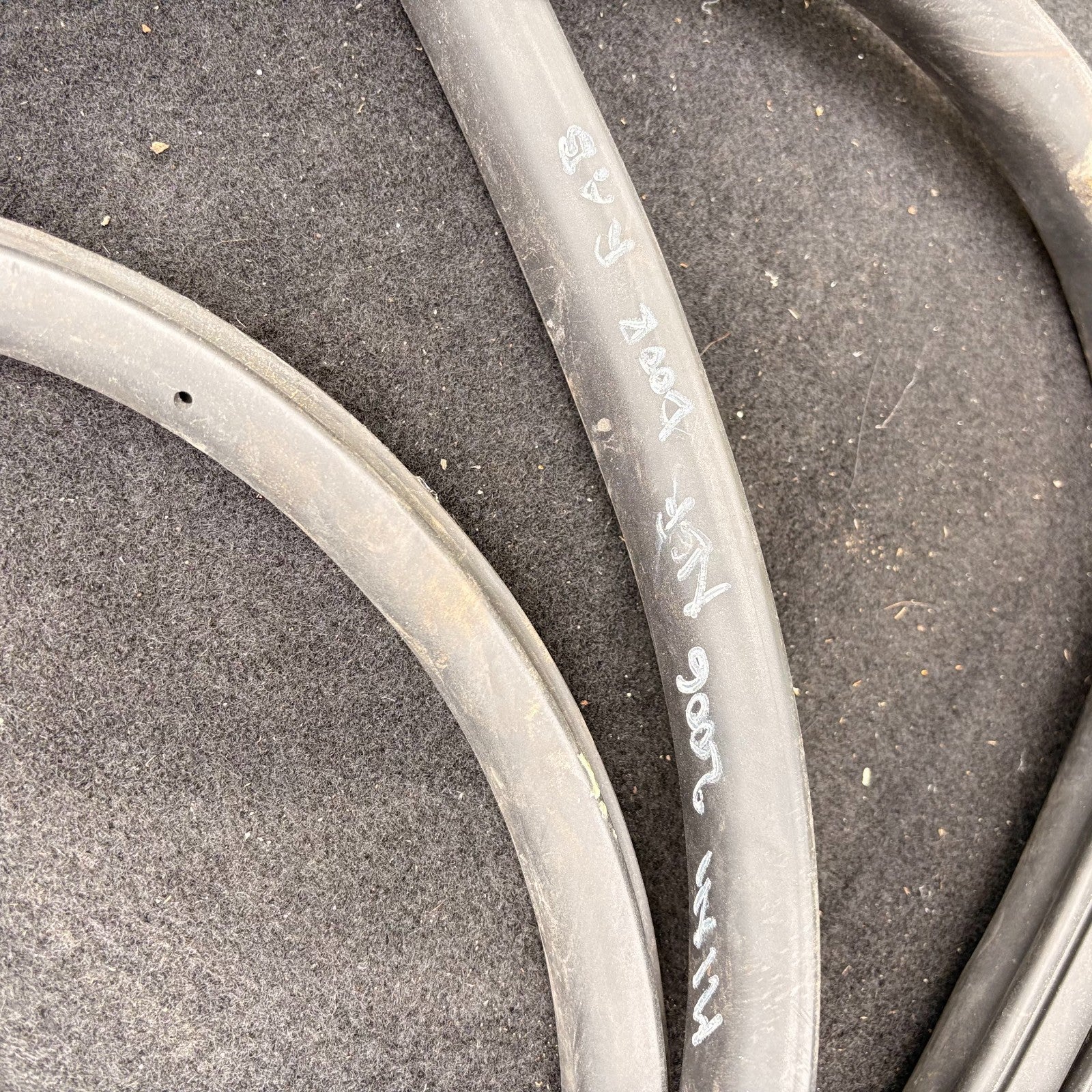 MINI COOPER ONE R50 R53 01-06 FRONT LEFT N/S DOOR RUBBER WEATHERSTRIP