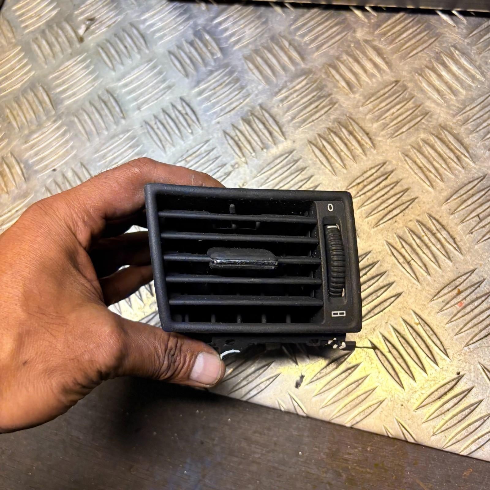 Mercedes-Benz 1998 dashboard Driver side Front air vent grill trim