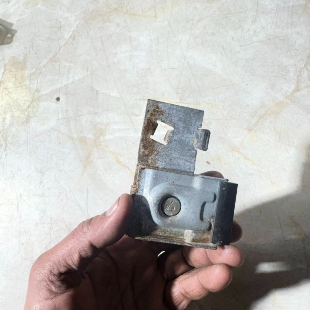 SEAT Arosa 1997 Front Left Door Window Glass Holder Clamp Bracket