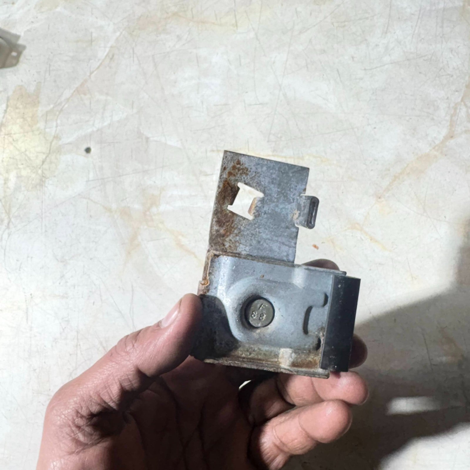 SEAT Arosa 1997 Front Left Door Window Glass Holder Clamp Bracket