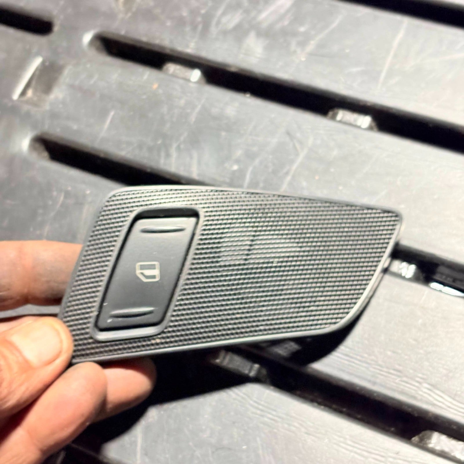 SKODA/AUDI/VOLKSWAGEN NSR PASSENGER SIDE REAR ELECTRIC WINDOW SWITCH