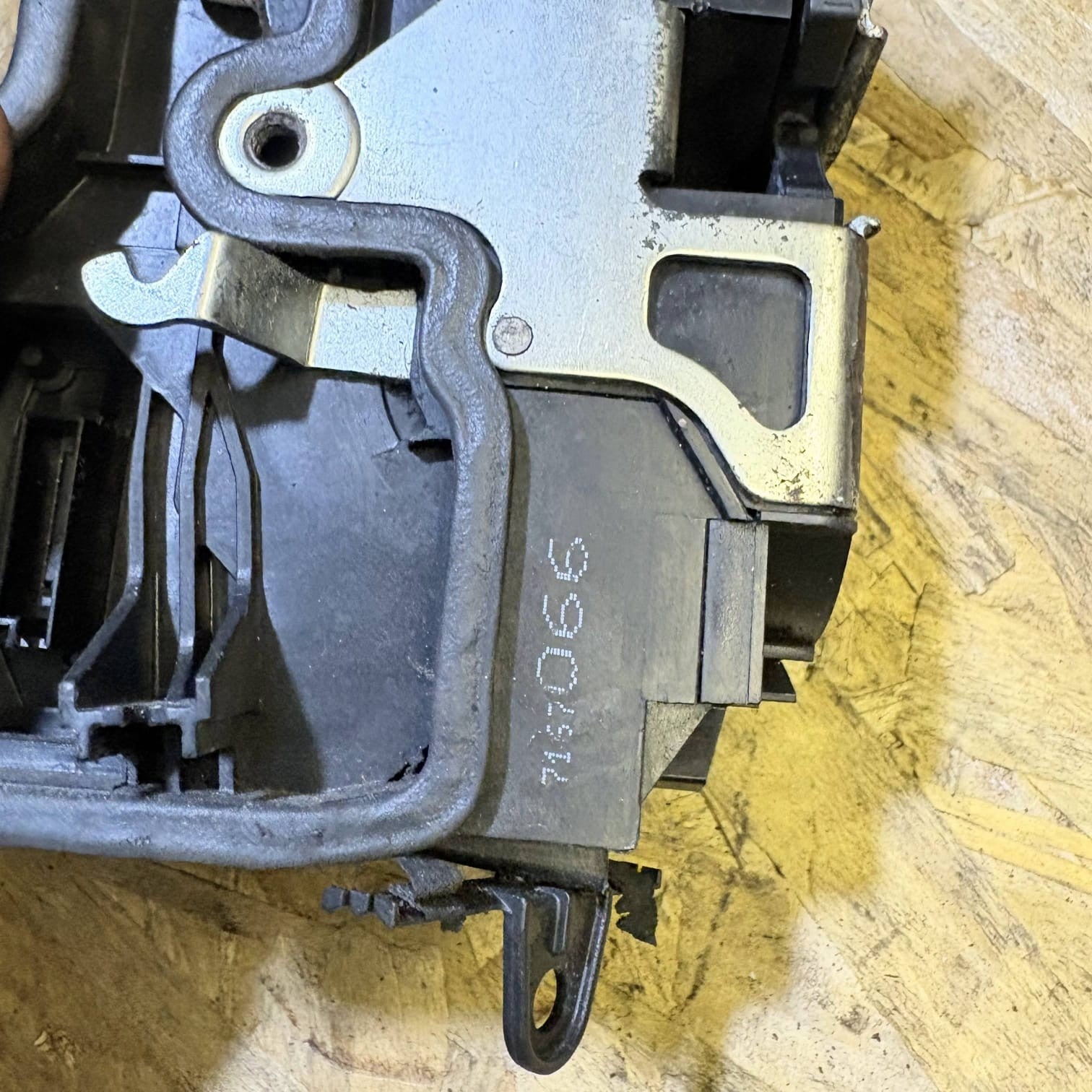 BMW 1 3 5 Series E60 E87 E90 Driver Front Door Latch Actuator Catch 7167066 2005
