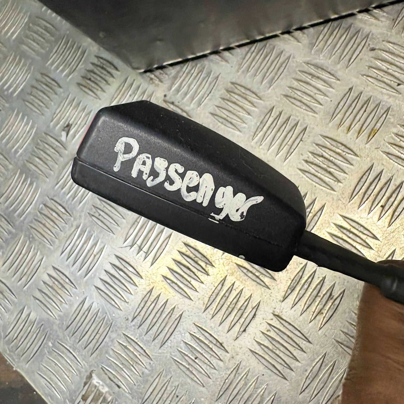 VW Passat 1998-05 Skoda Superb 2002-08 Front Left Seat Belt Buckle 3B0858471J