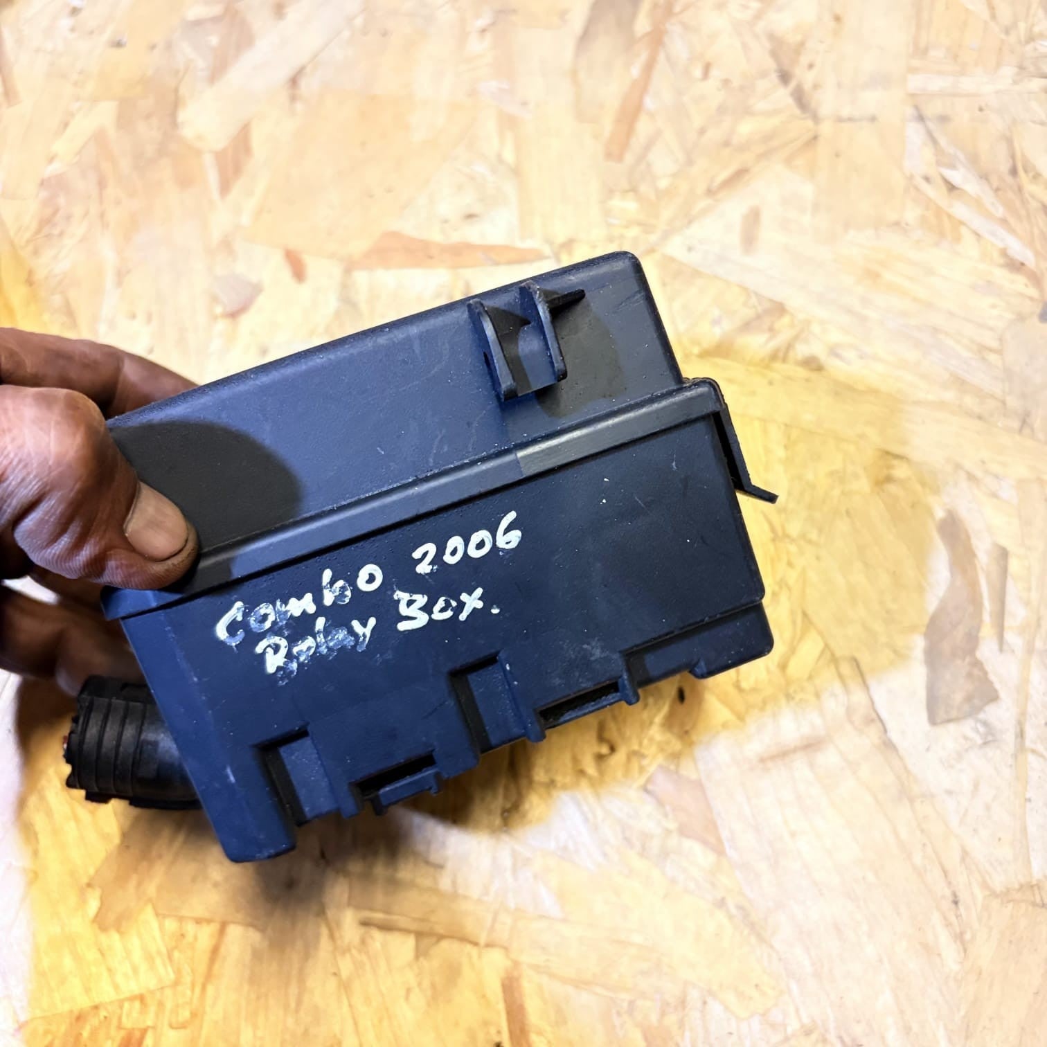 VAUXHALL COMBO CORSA 2006 FUSE BOX 13106985