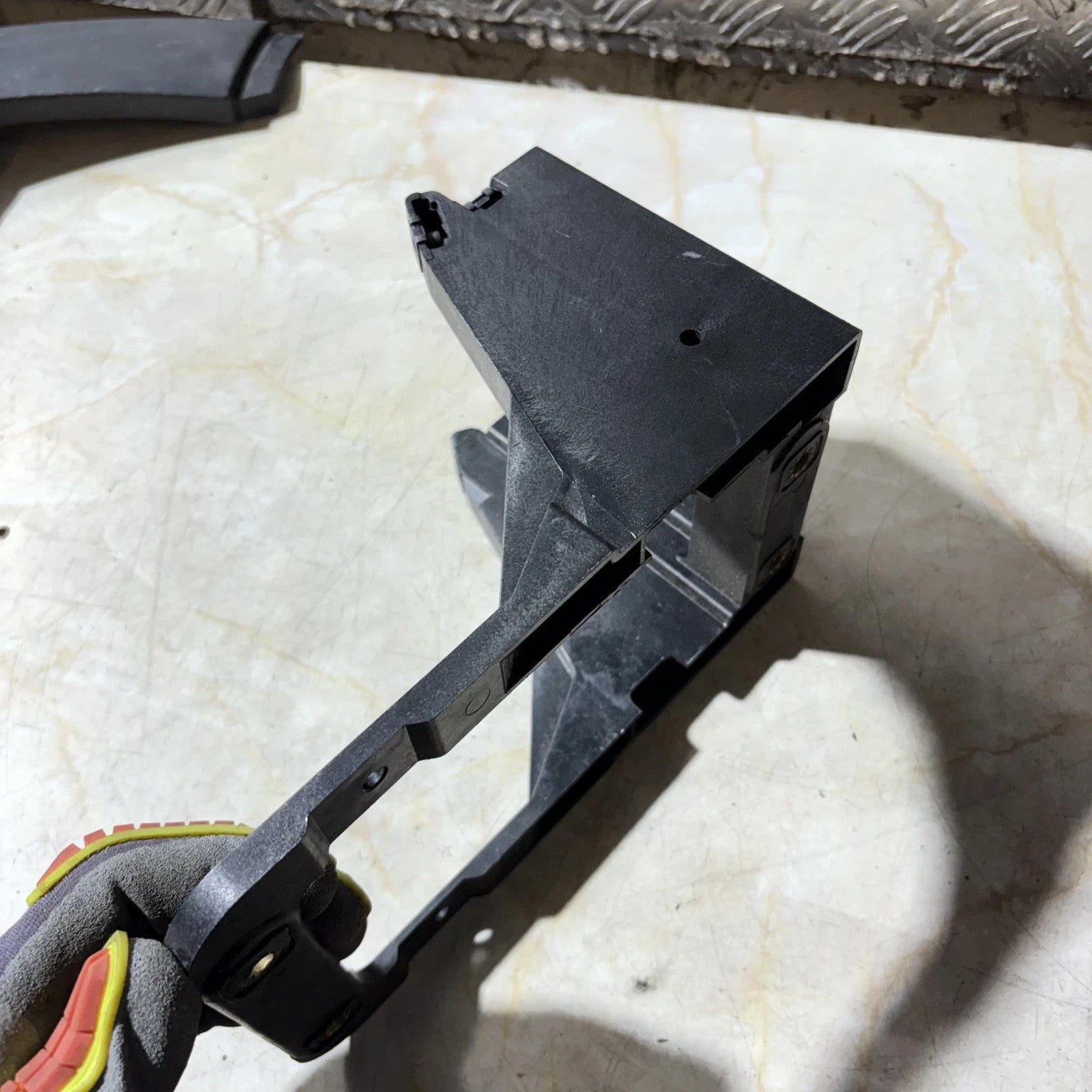 AUDI A3 8P 2004-2012 CENTER CONSOLE GEAR SELECTOR BRACKET