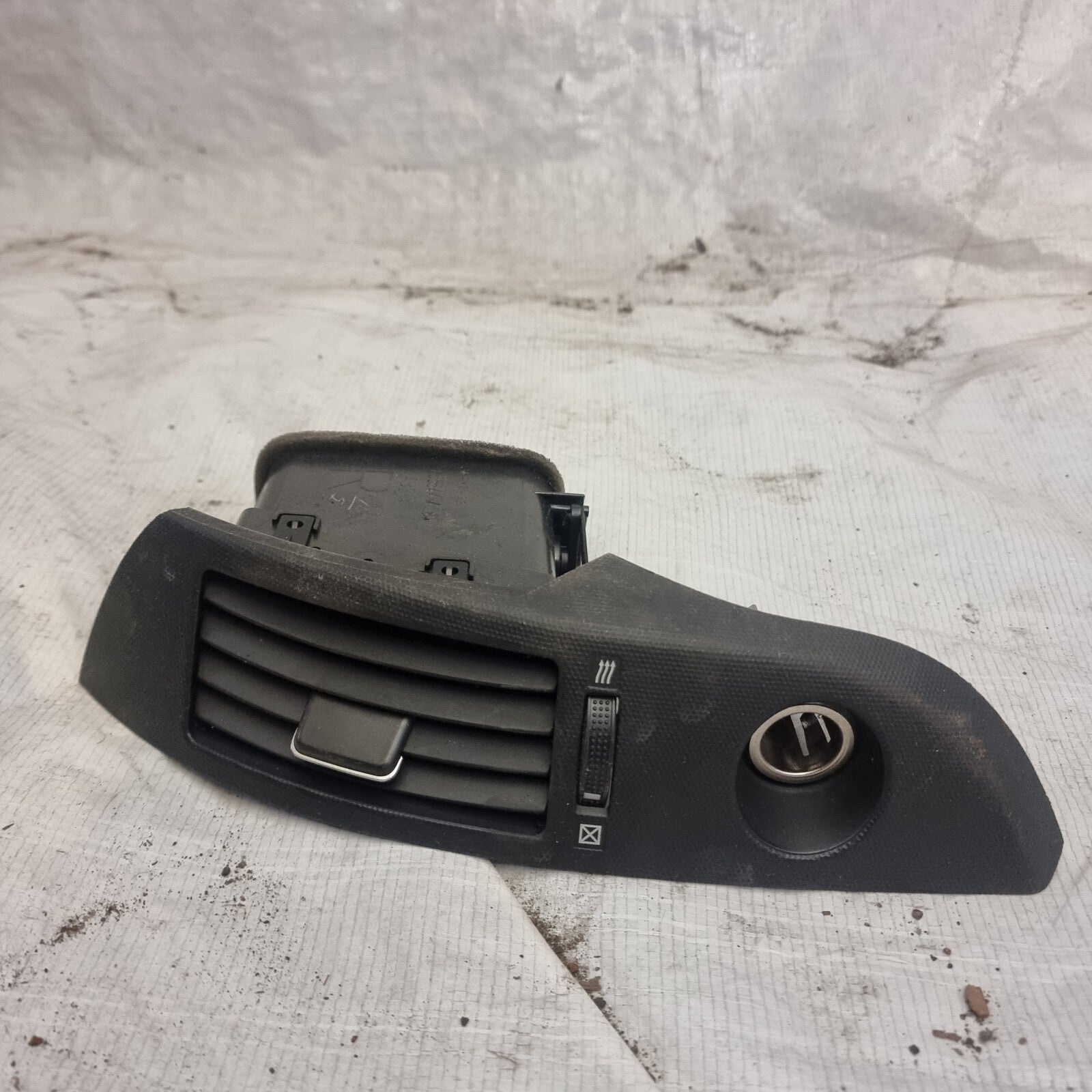 Toyota Corolla Verso E121 2006 Right dash center air vent grill PRT534