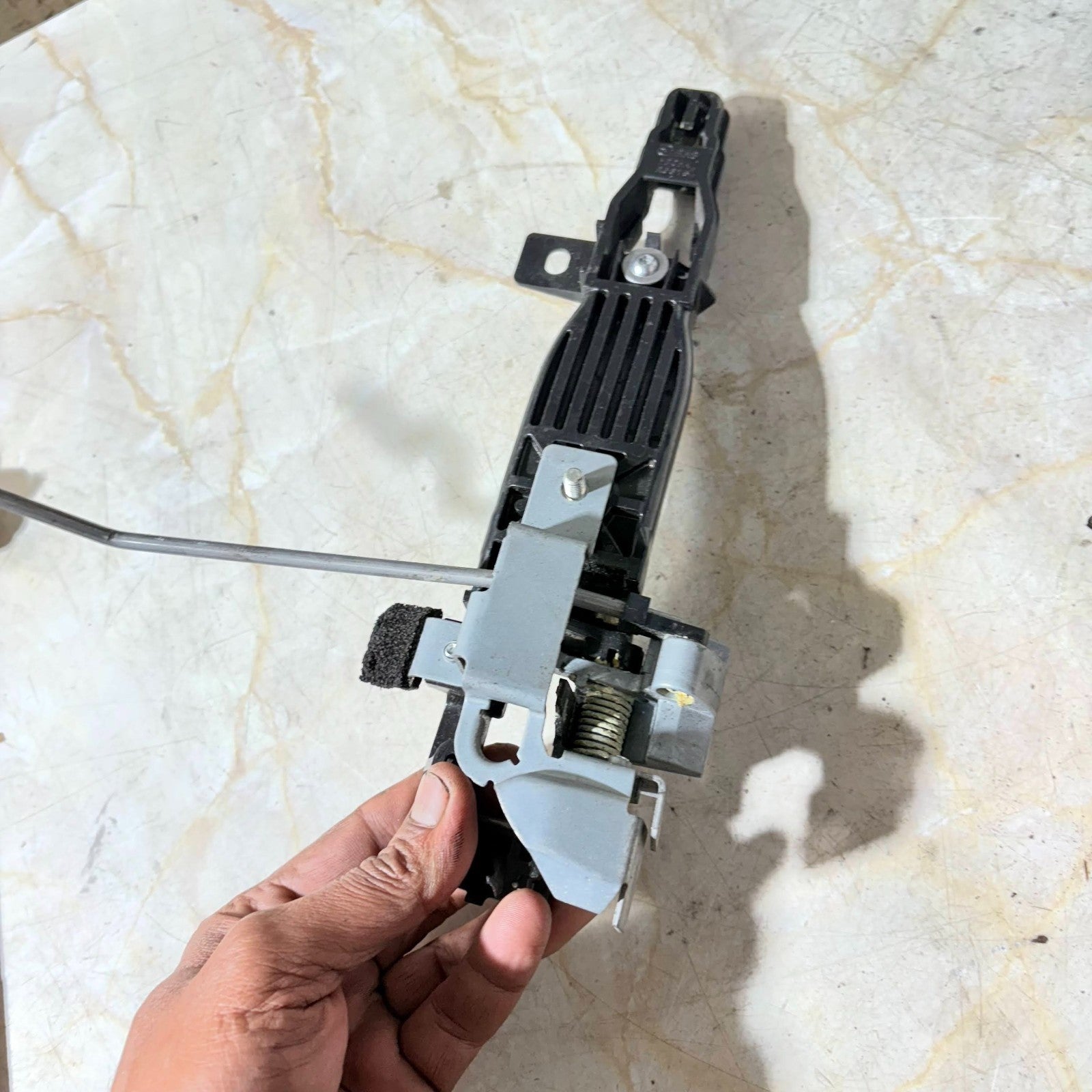 MAZDA 2 2014 DRIVER SIDE FRONT EXTERIOR HANDLE INNER BRACKET