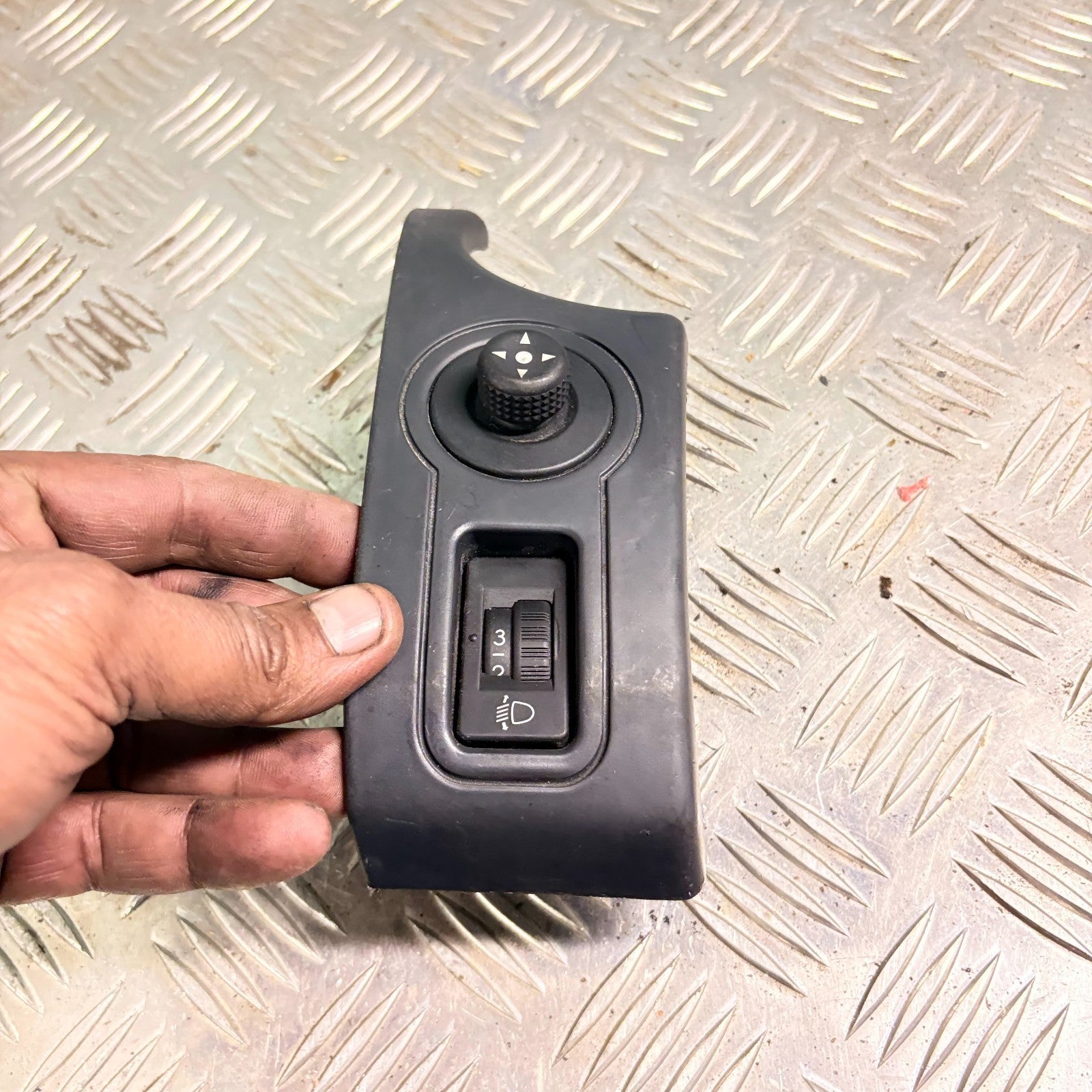 2005 CITROEN BERLINGO WING MIRROR AND HEADLIGHT ADJUSTER SWITCH
